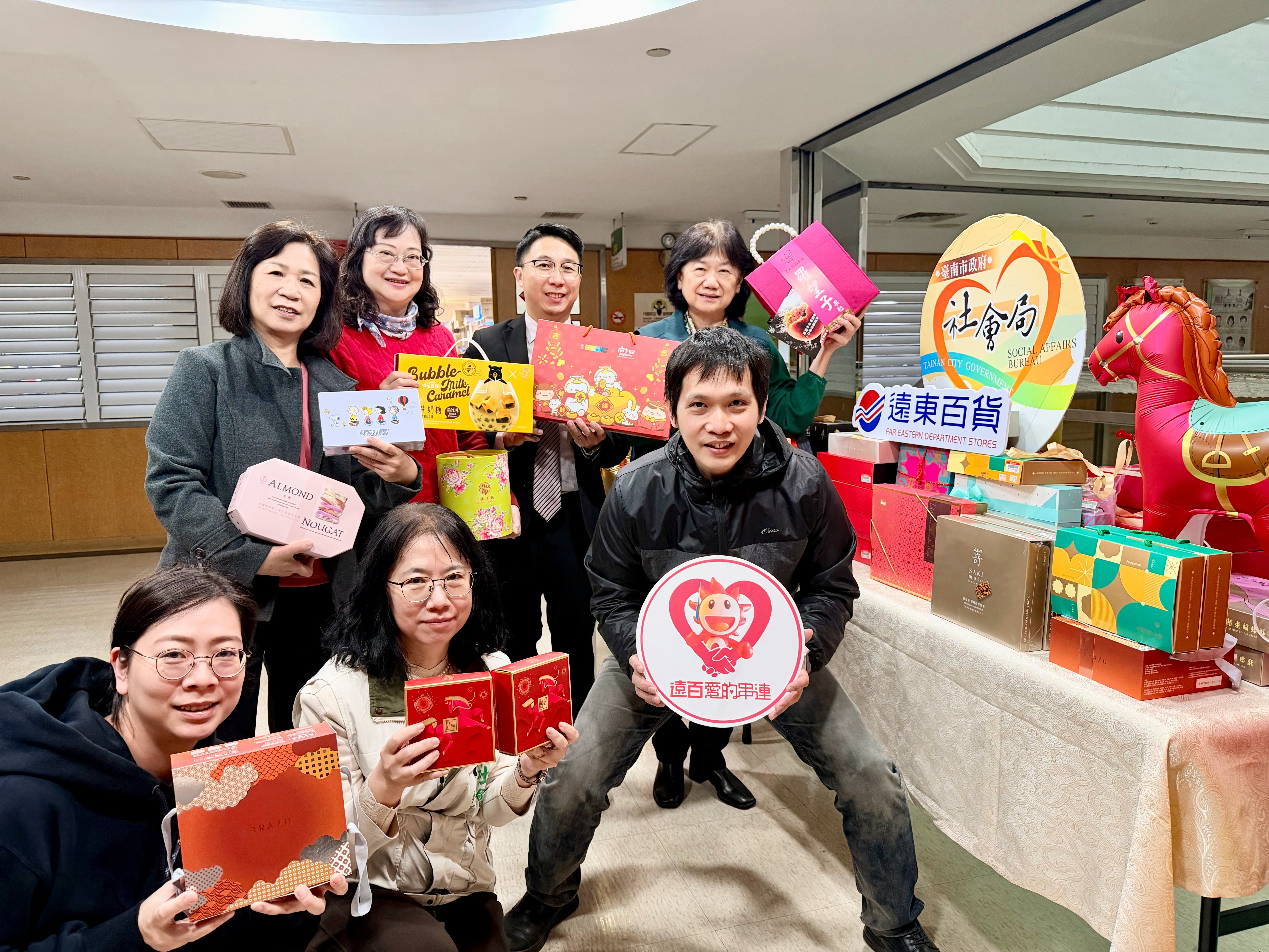 台南大遠百14年不間斷公益送暖　黃偉哲肯定公私協力關懷弱勢