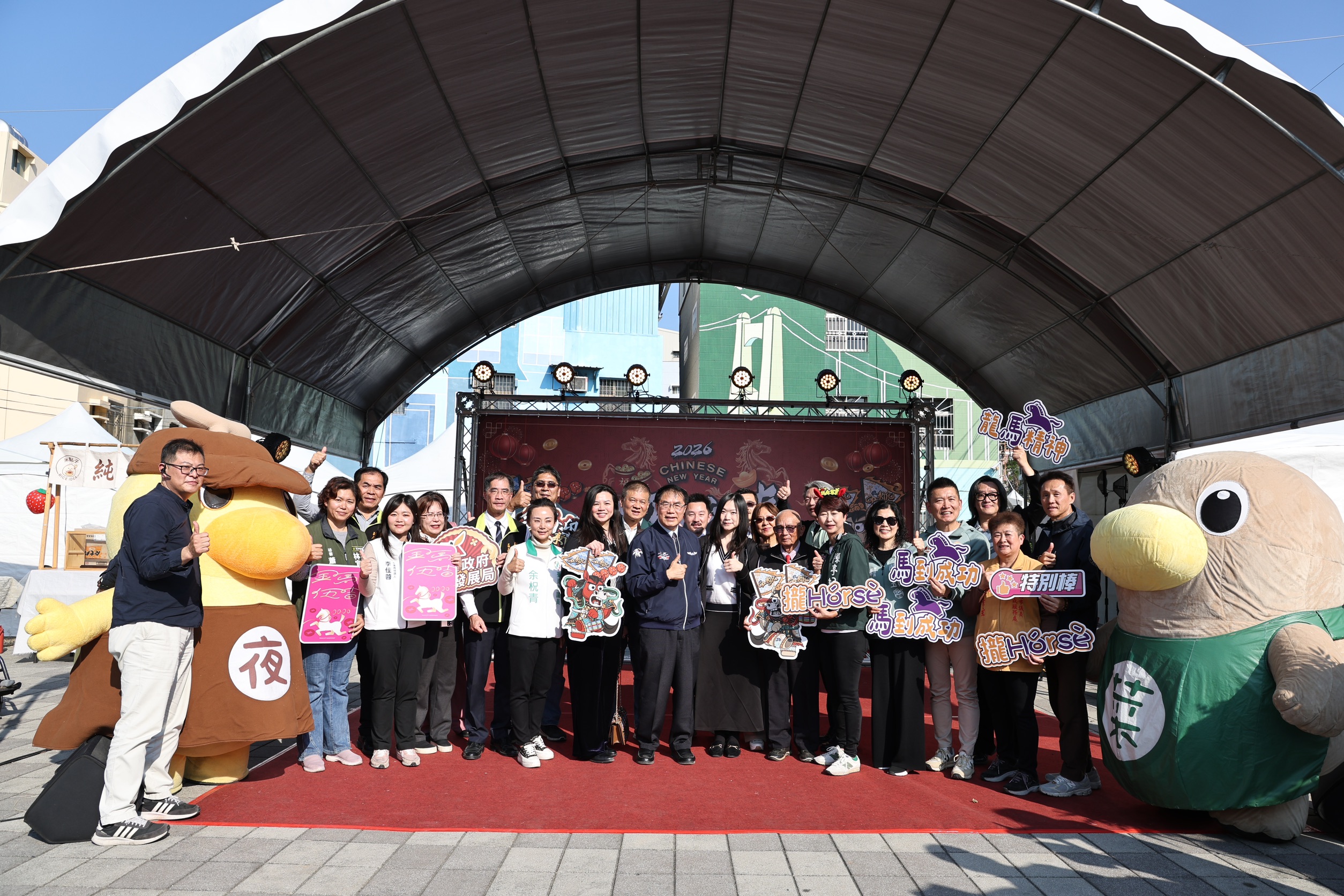 2026新化年貨大街登場  黃偉哲發紅包與民同樂迎金馬年