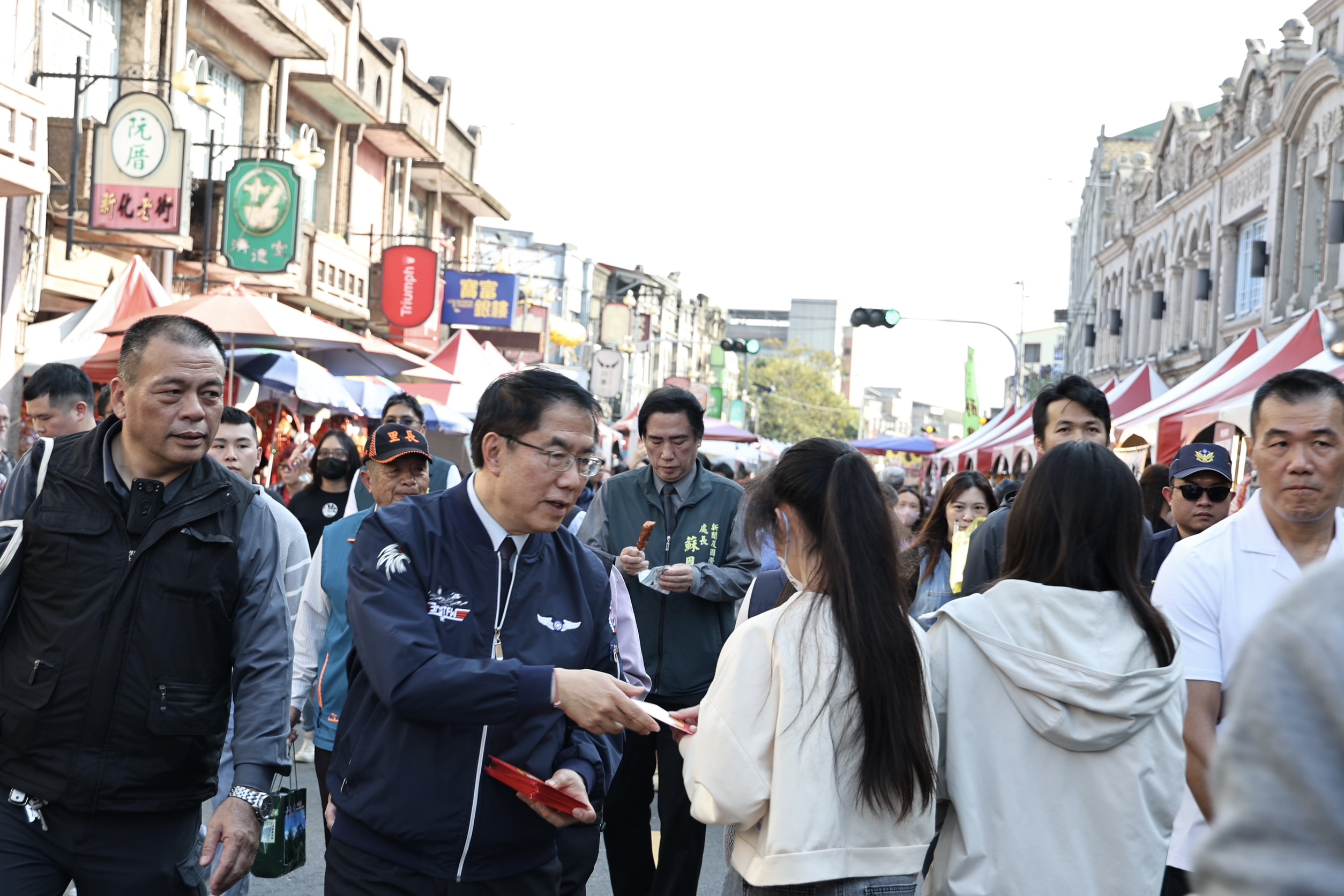 2026新化年貨大街登場  黃偉哲發紅包與民同樂迎金馬年