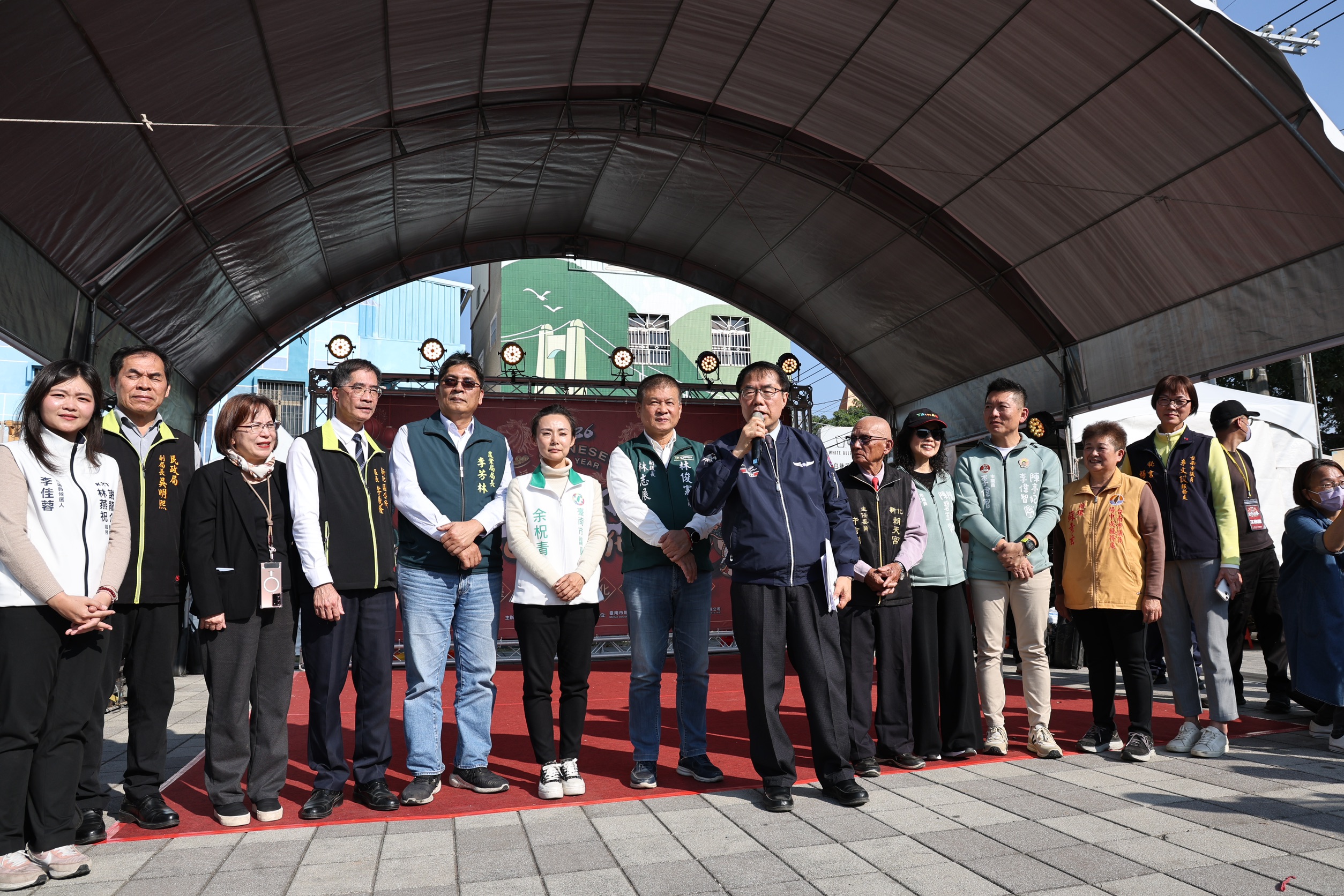 2026新化年貨大街登場  黃偉哲發紅包與民同樂迎金馬年