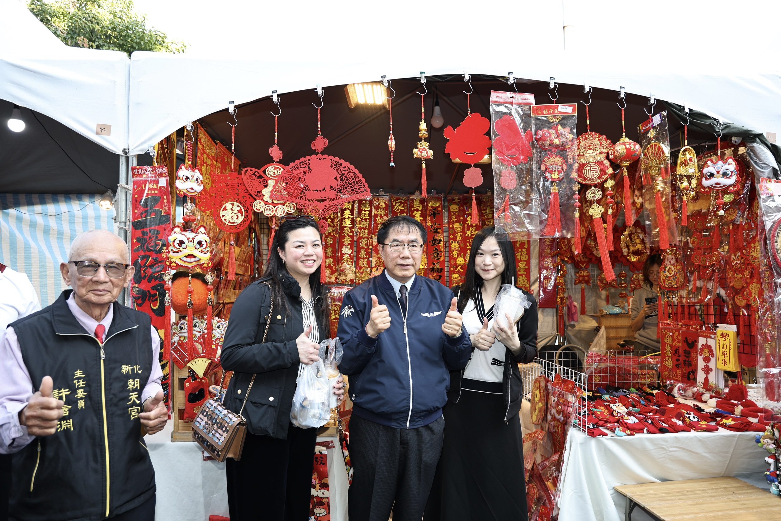 2026新化年貨大街登場  黃偉哲發紅包與民同樂迎金馬年