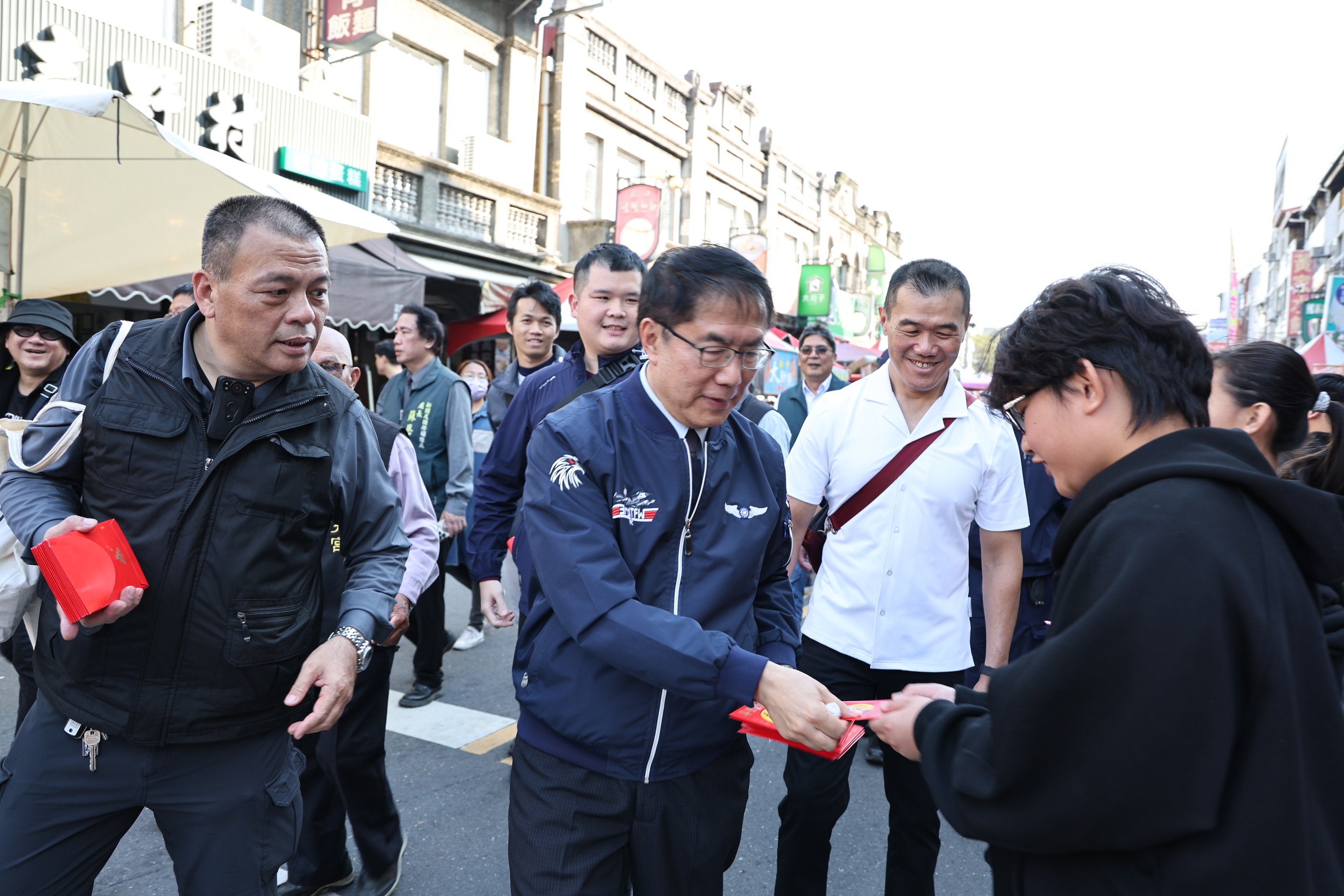 2026新化年貨大街登場  黃偉哲發紅包與民同樂迎金馬年