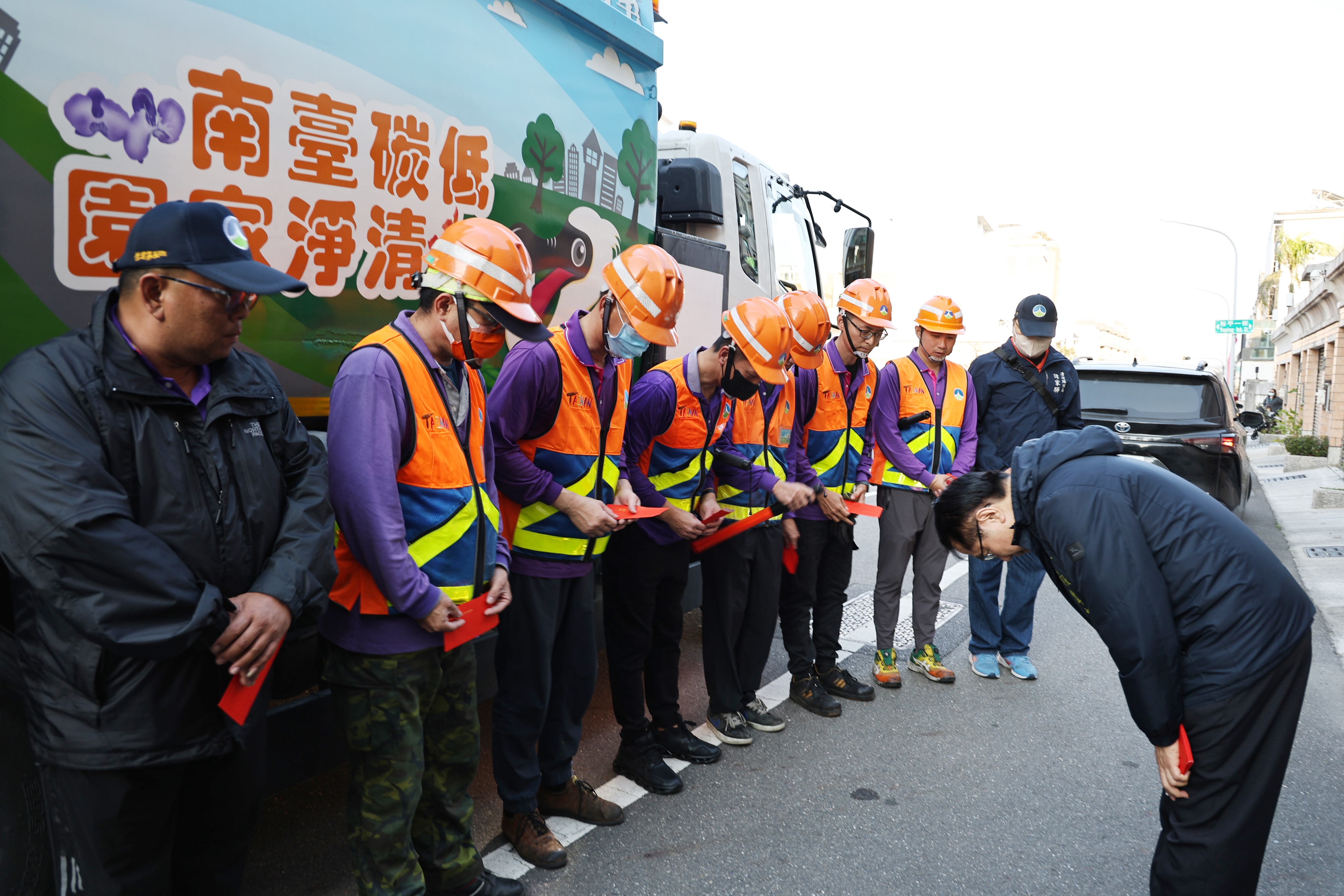 黃偉哲春節前慰勞清潔隊員　感謝第一線辛勞付出守護市容