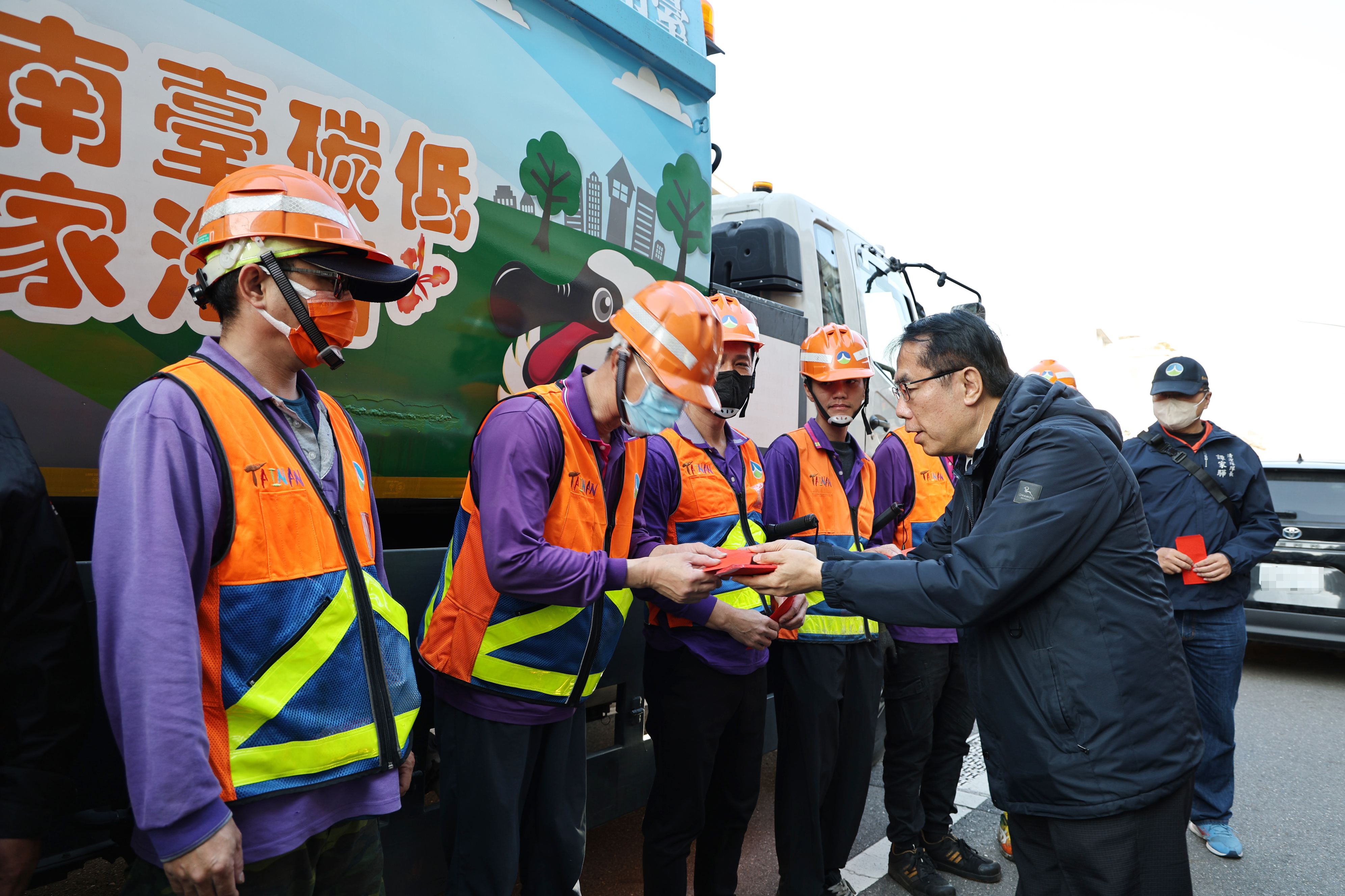 台南市長黃偉哲春節前慰勞清潔隊員，感謝辛勞守護城市整潔！