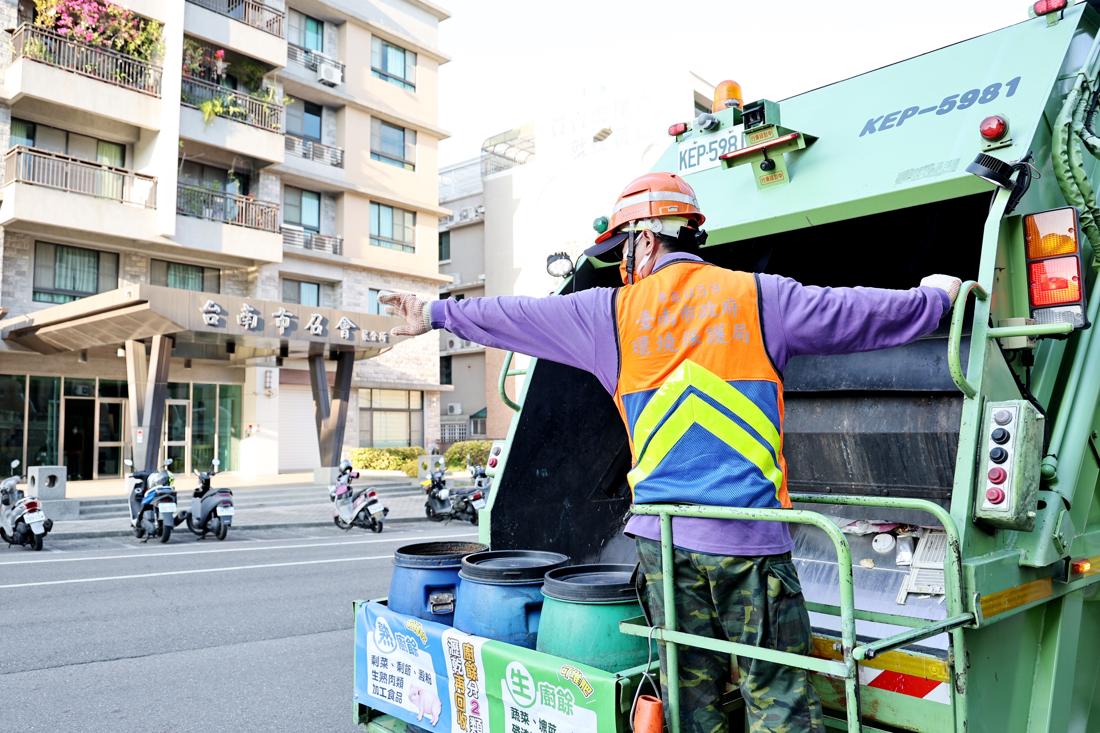 黃偉哲春節前慰勞清潔隊員　感謝第一線辛勞付出守護市容
