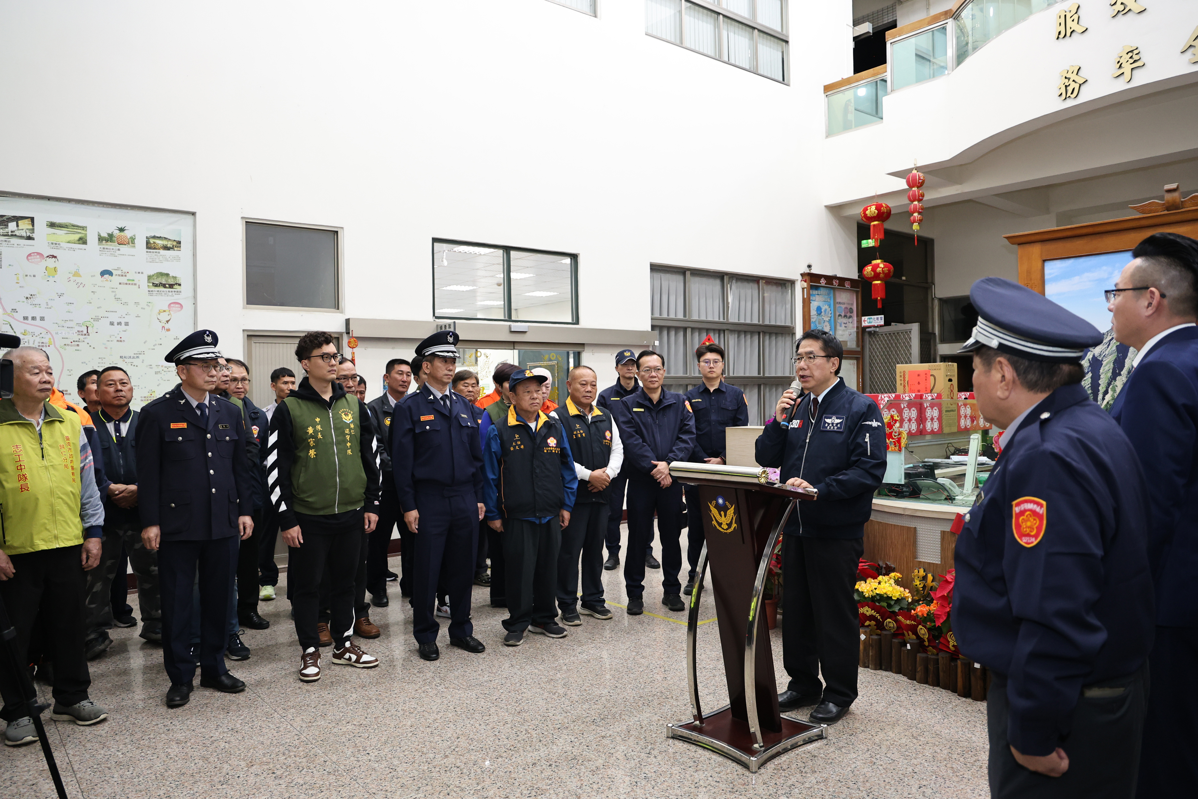黃偉哲慰勉春節執勤警民力 感謝守護台南治安交通