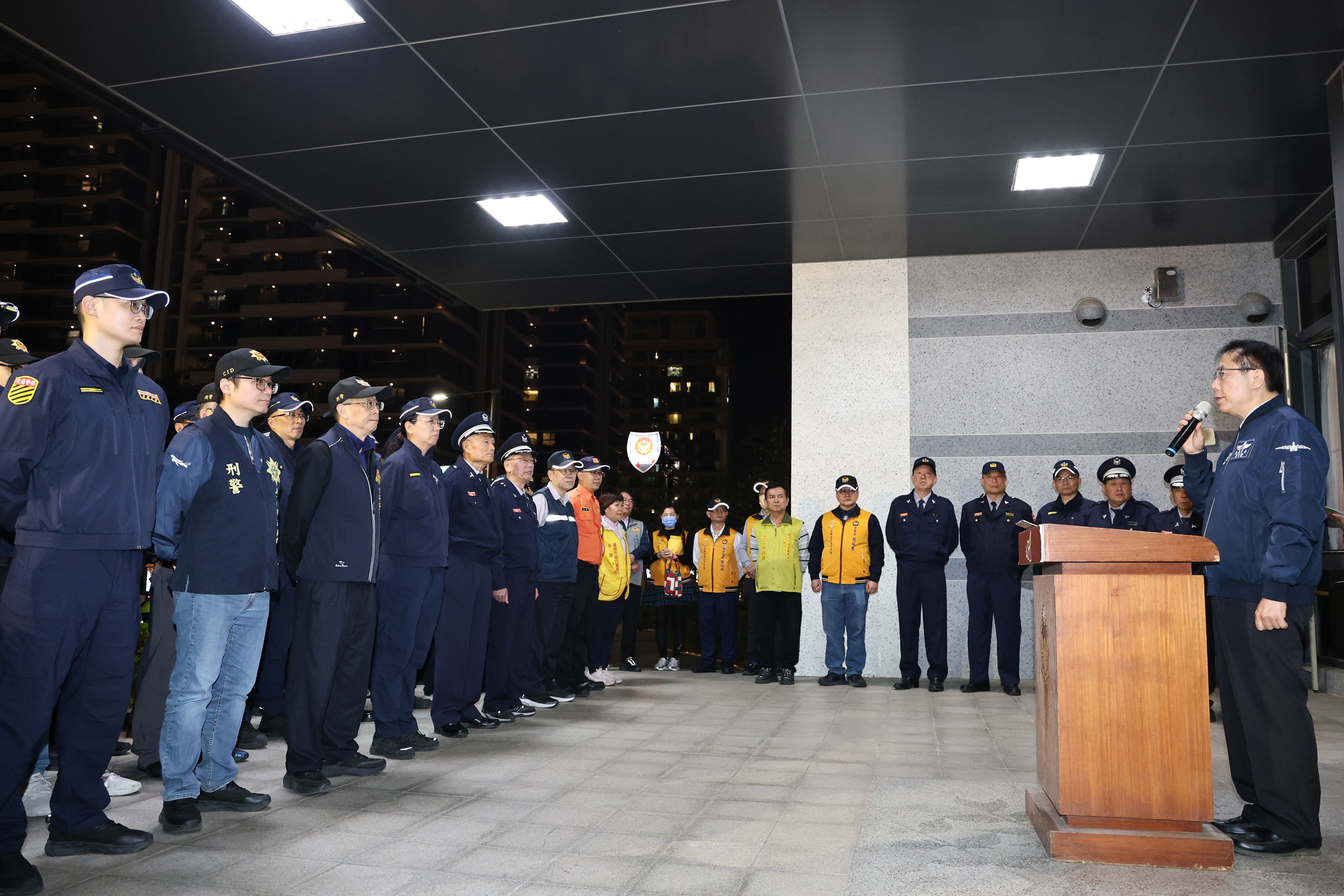 黃偉哲慰勉春節執勤警民力 感謝守護台南治安交通