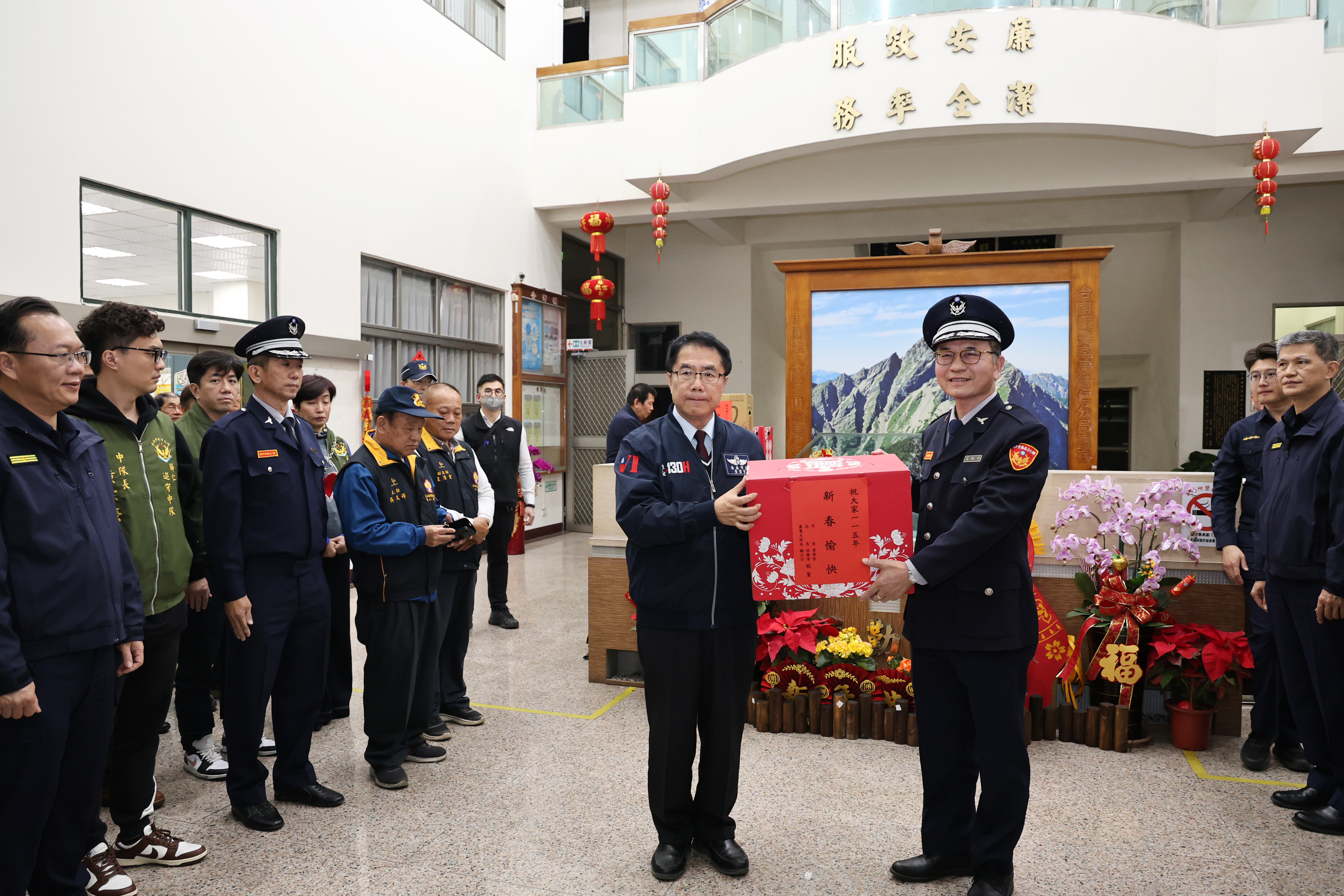 台南春節維安！黃偉哲感謝警民合作，守護城市安全與交通。
