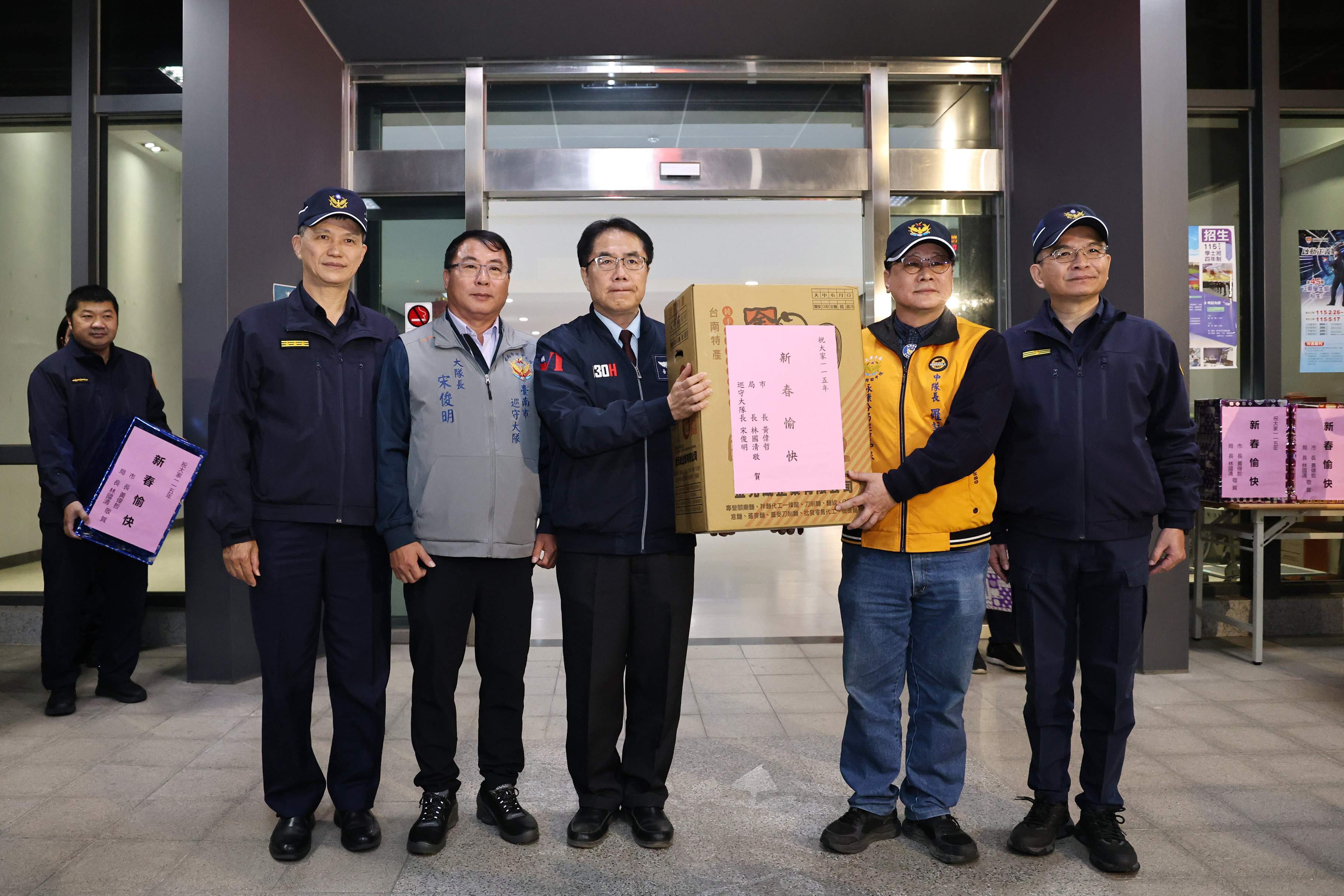 黃偉哲慰勉春節執勤警民力 感謝守護台南治安交通