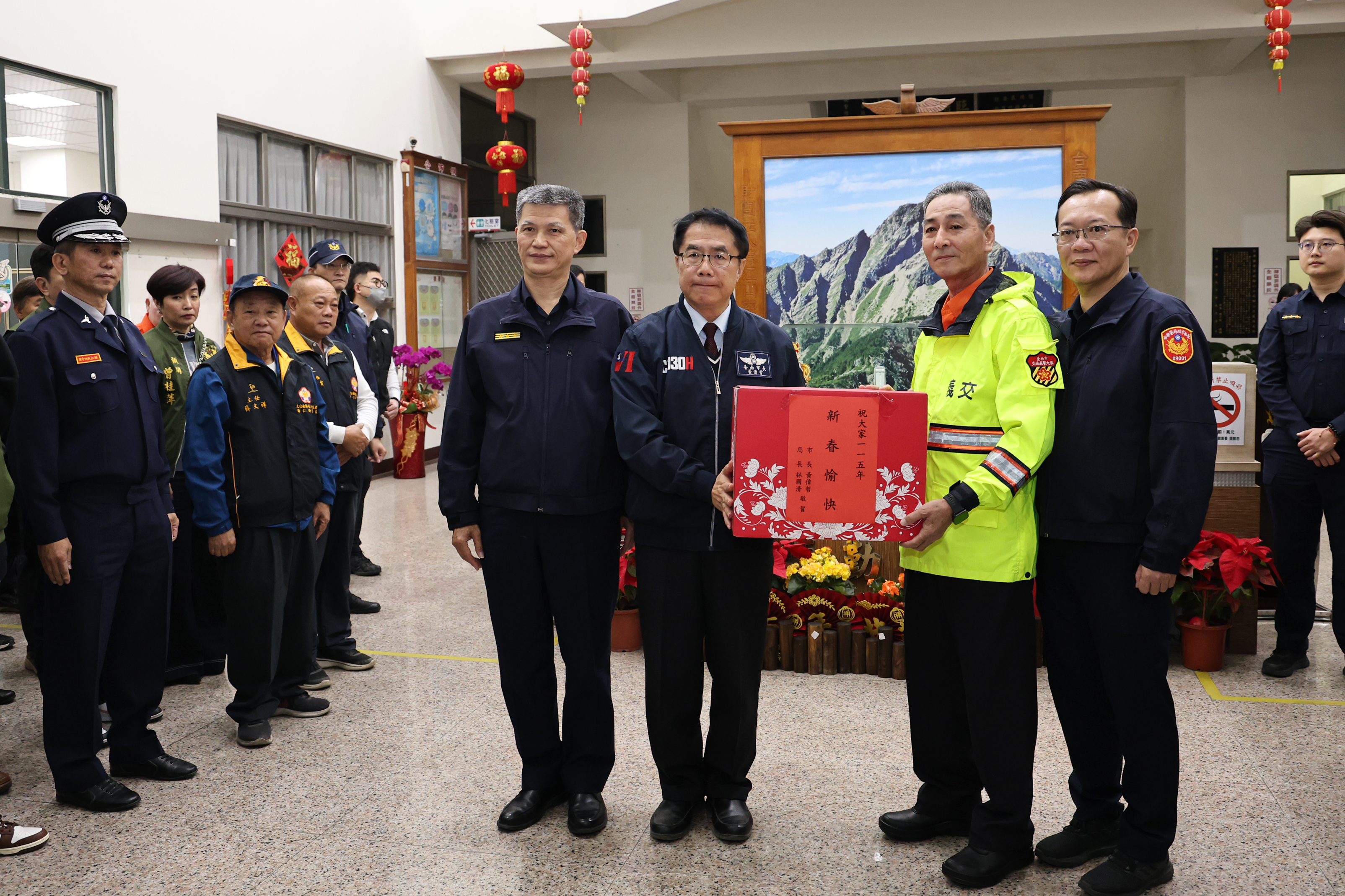 黃偉哲慰勉春節執勤警民力 感謝守護台南治安交通