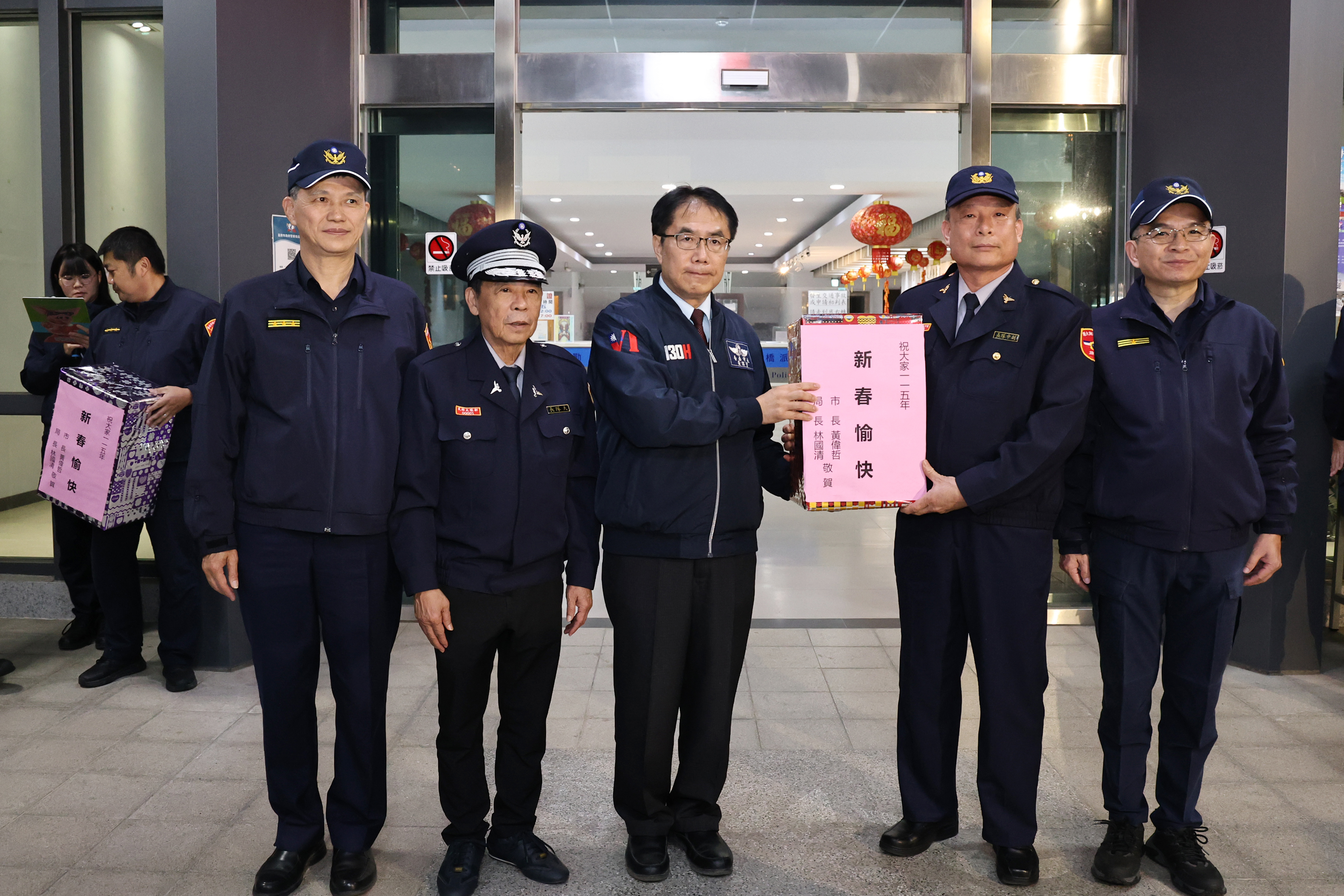 黃偉哲慰勉春節執勤警民力 感謝守護台南治安交通