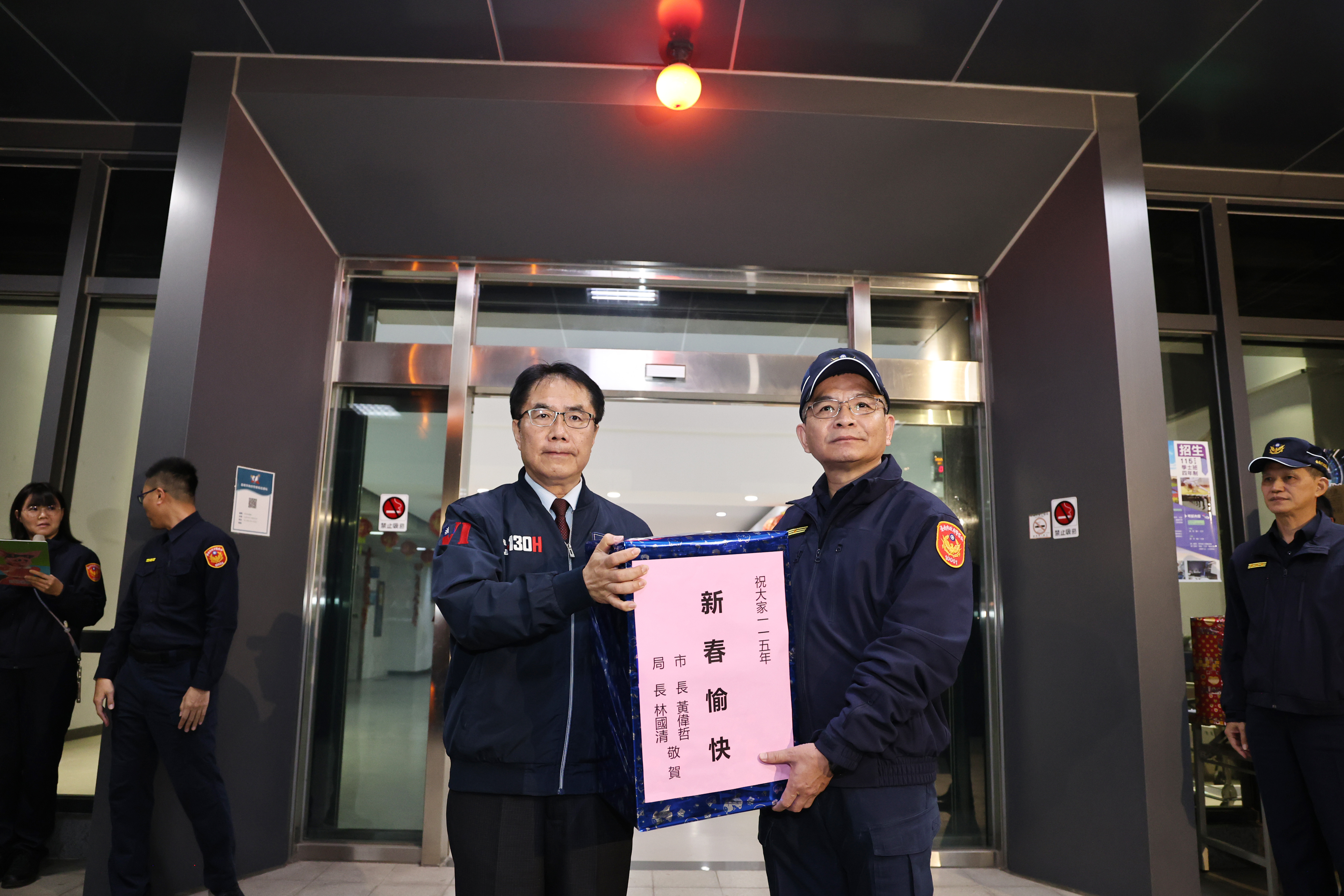 黃偉哲慰勉春節執勤警民力 感謝守護台南治安交通