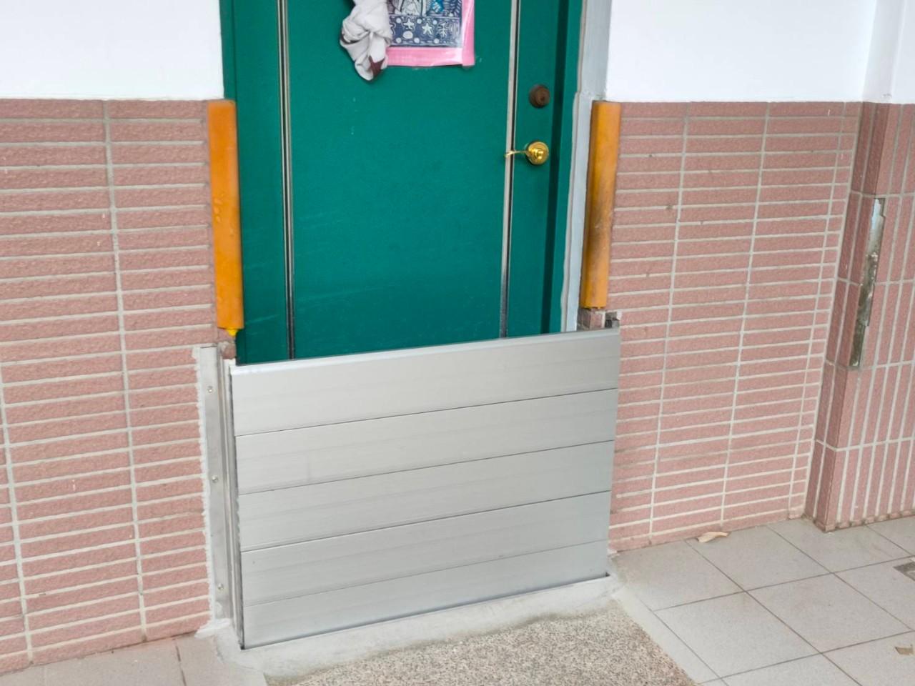 因應極端氣候超前部署　臺南115年度投入2,200萬元補助70校設置防水閘門　強化校園防汛第一道防線