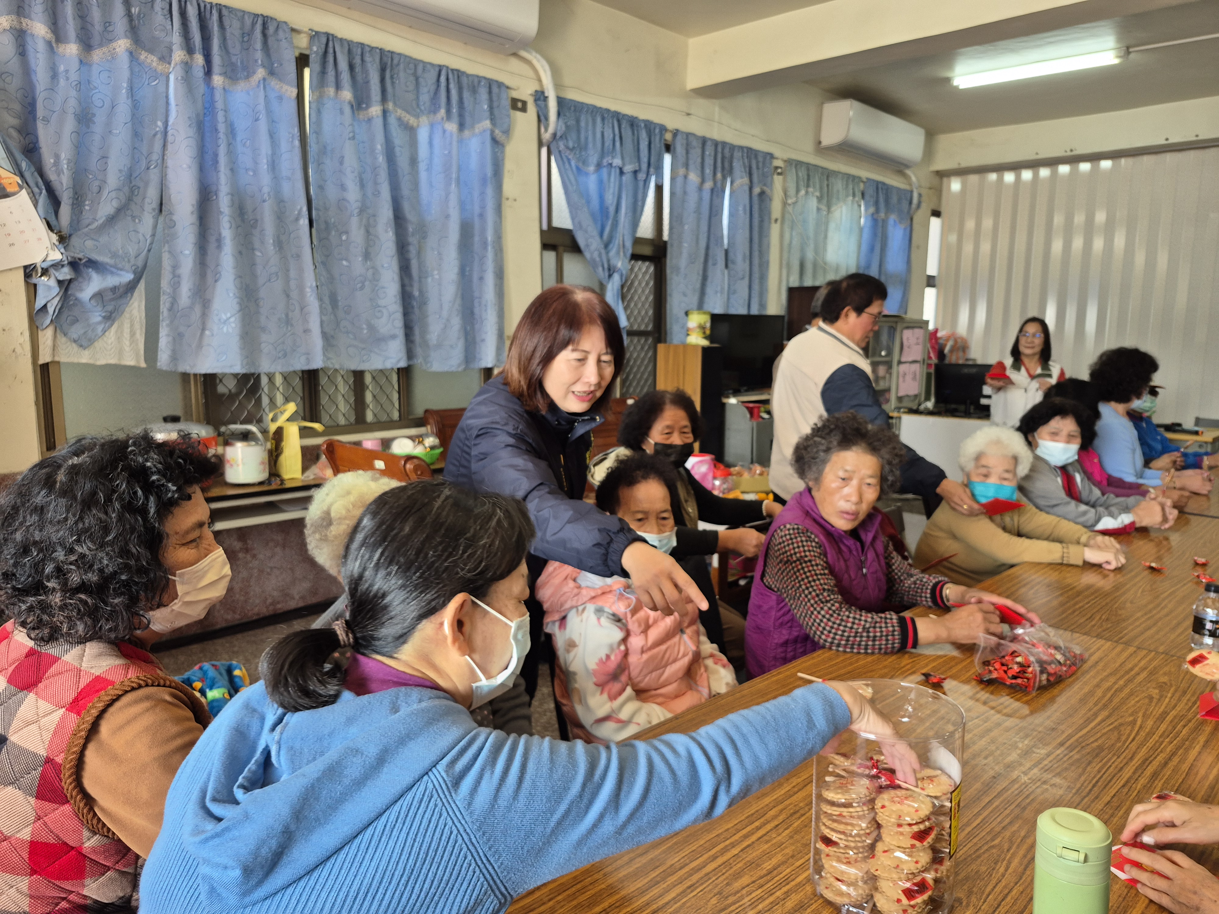 南市府走訪關懷據點致贈「金馬伍吉」紅包，與長者同歡