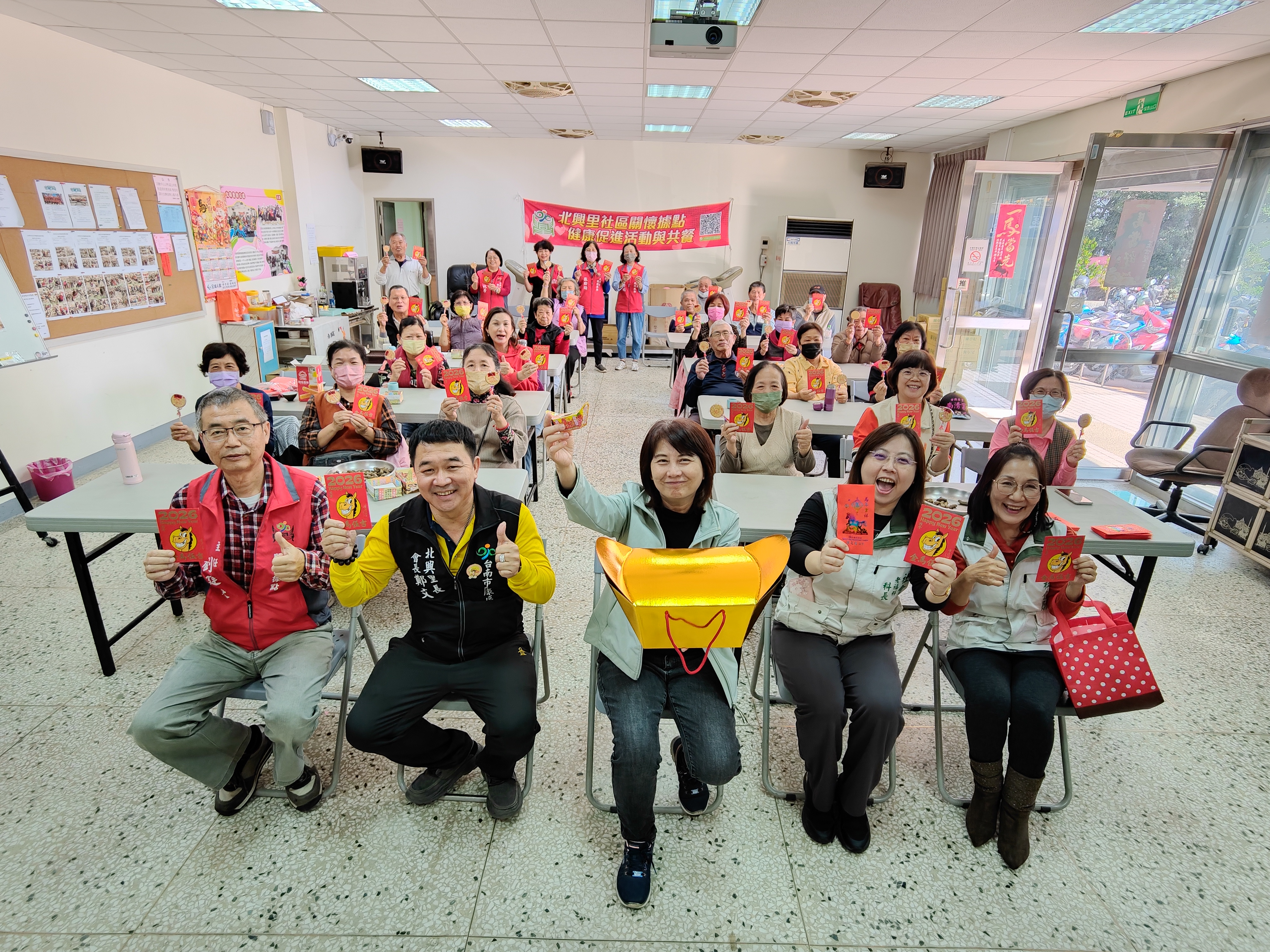 南市府走訪關懷據點致贈「金馬伍吉」紅包，與長者同歡