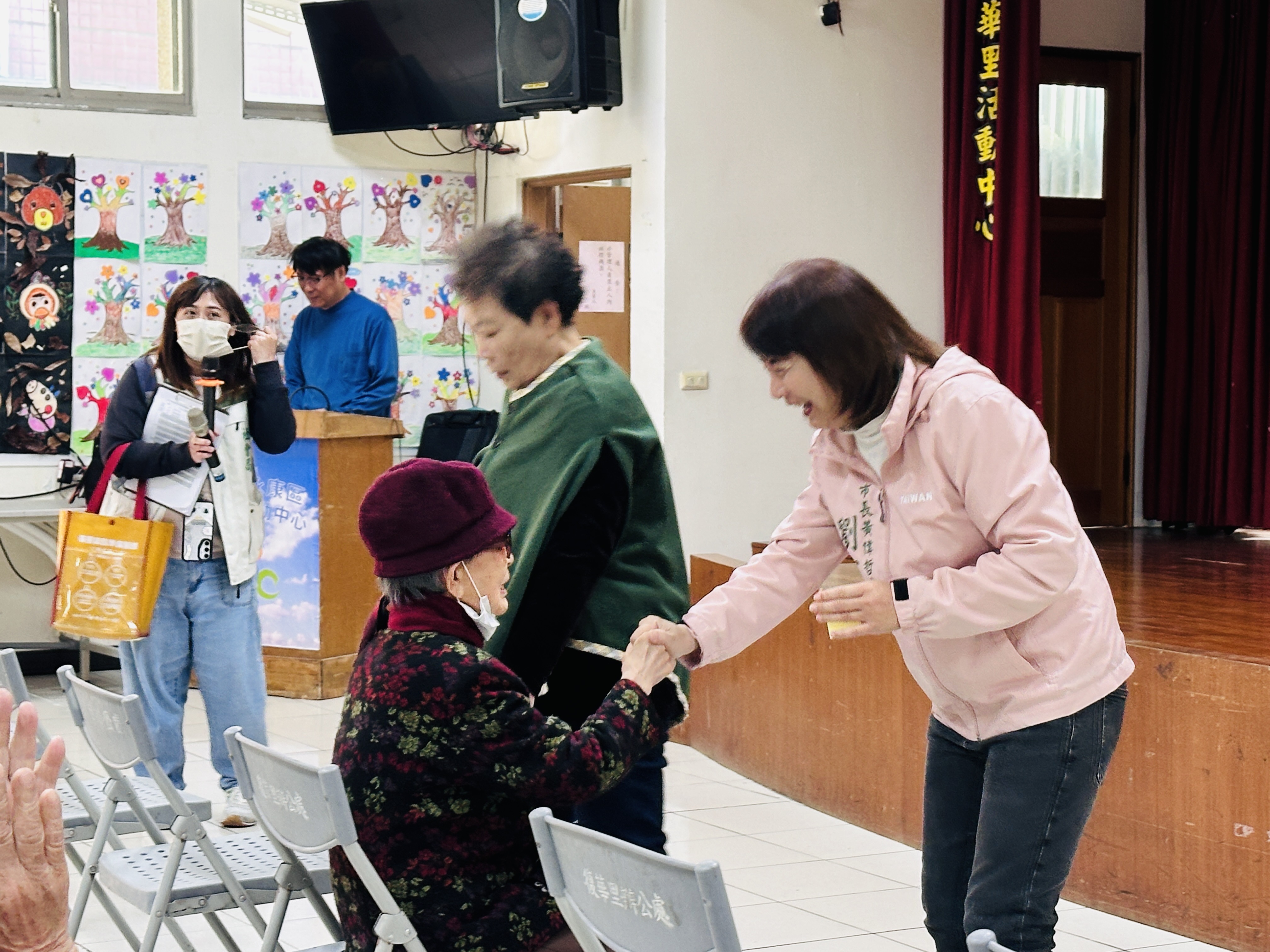 南市府走訪關懷據點致贈「金馬伍吉」紅包，與長者同歡