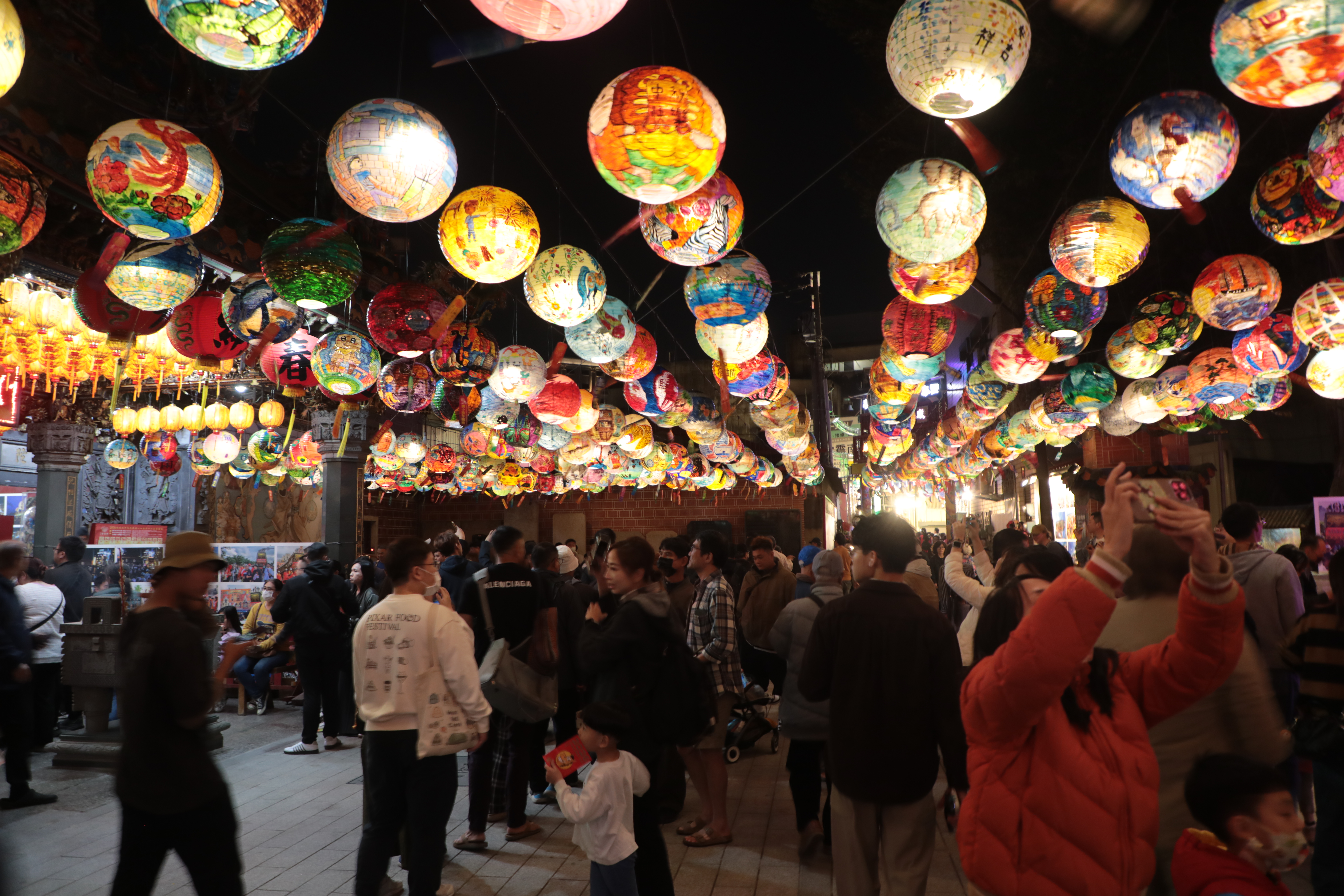 府城普濟燈會登場　黃偉哲：台南燈藝跨足米蘭、日本走向國際