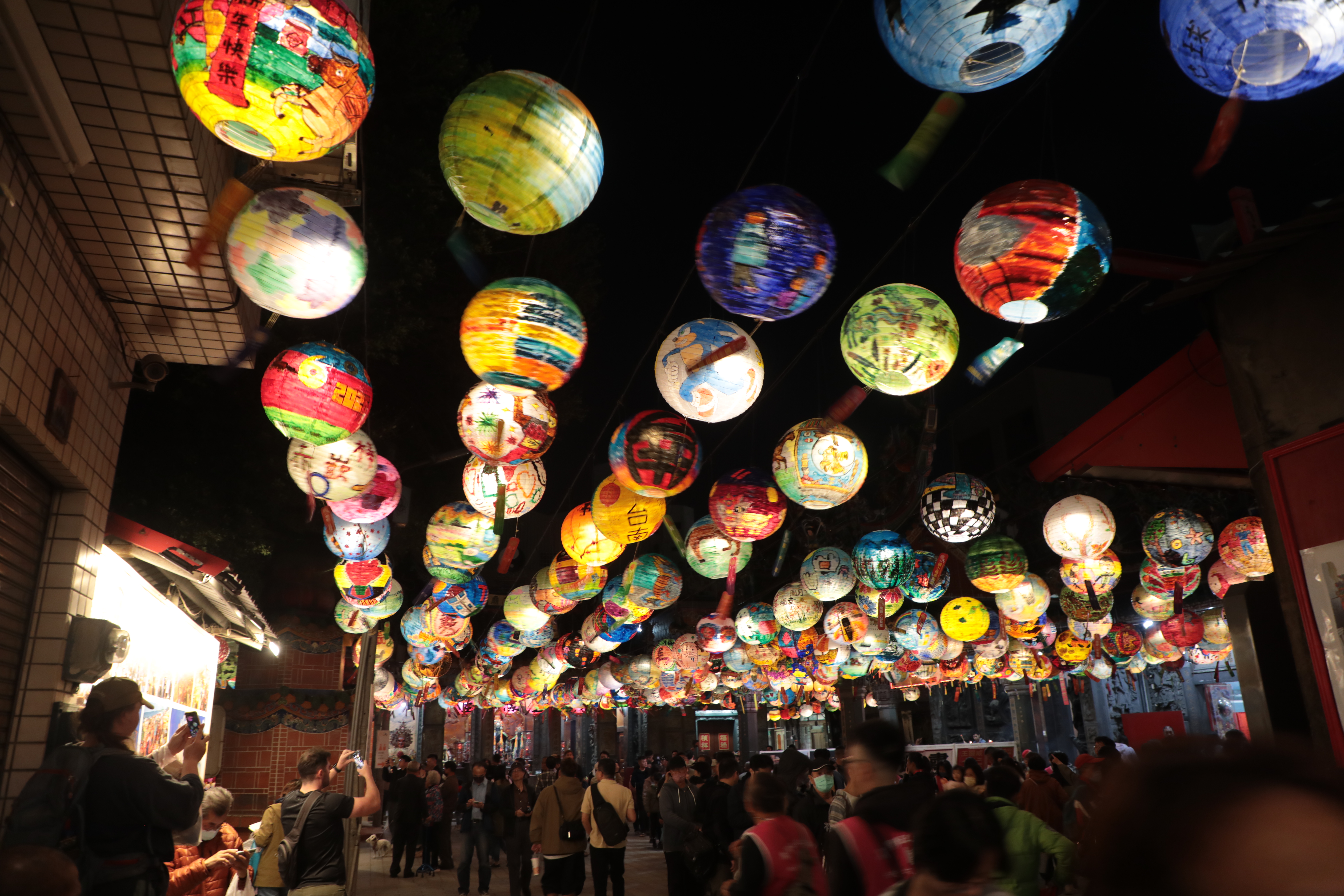 府城普濟燈會登場　黃偉哲：台南燈藝跨足米蘭、日本走向國際