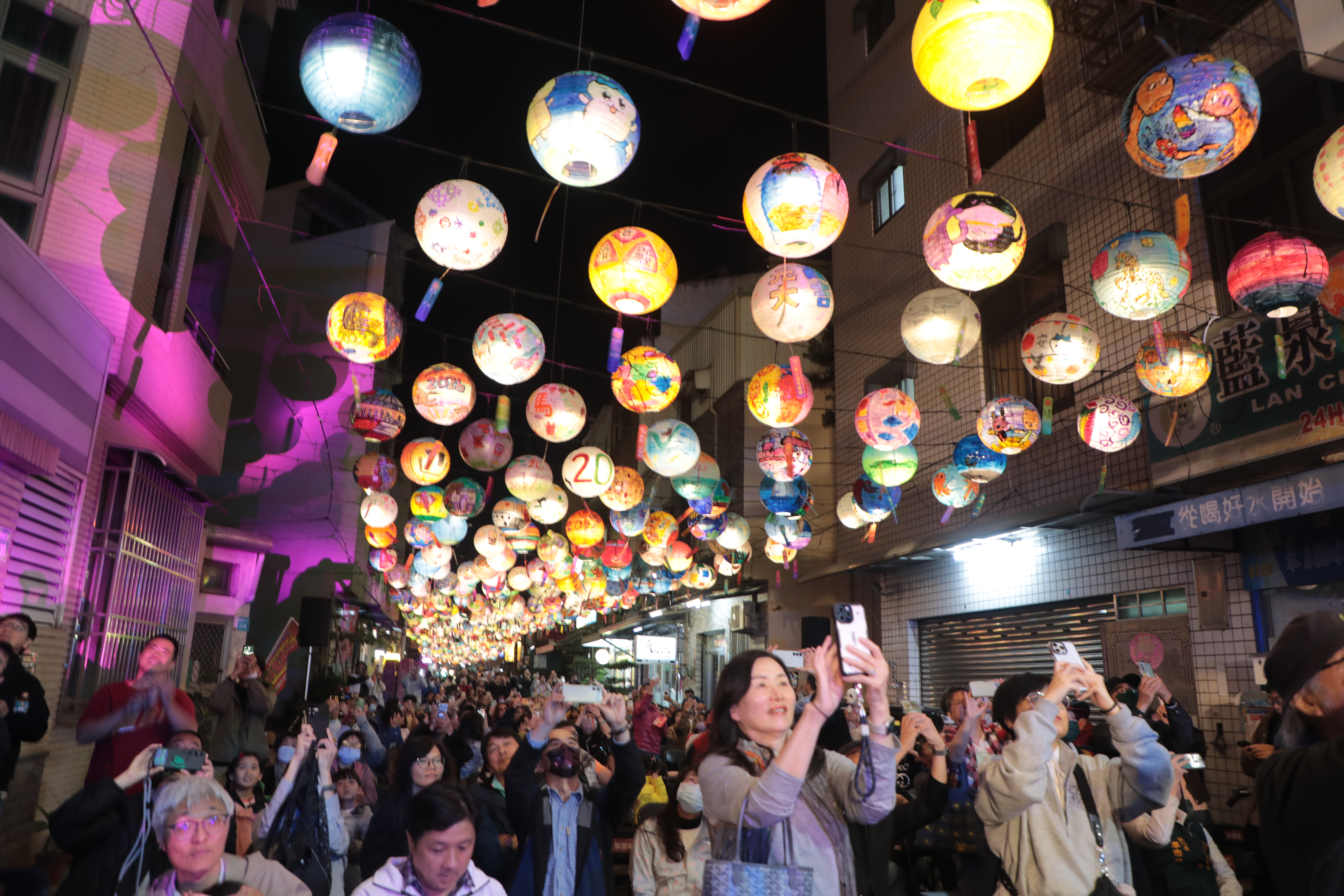 府城普濟燈會登場　黃偉哲：台南燈藝跨足米蘭、日本走向國際