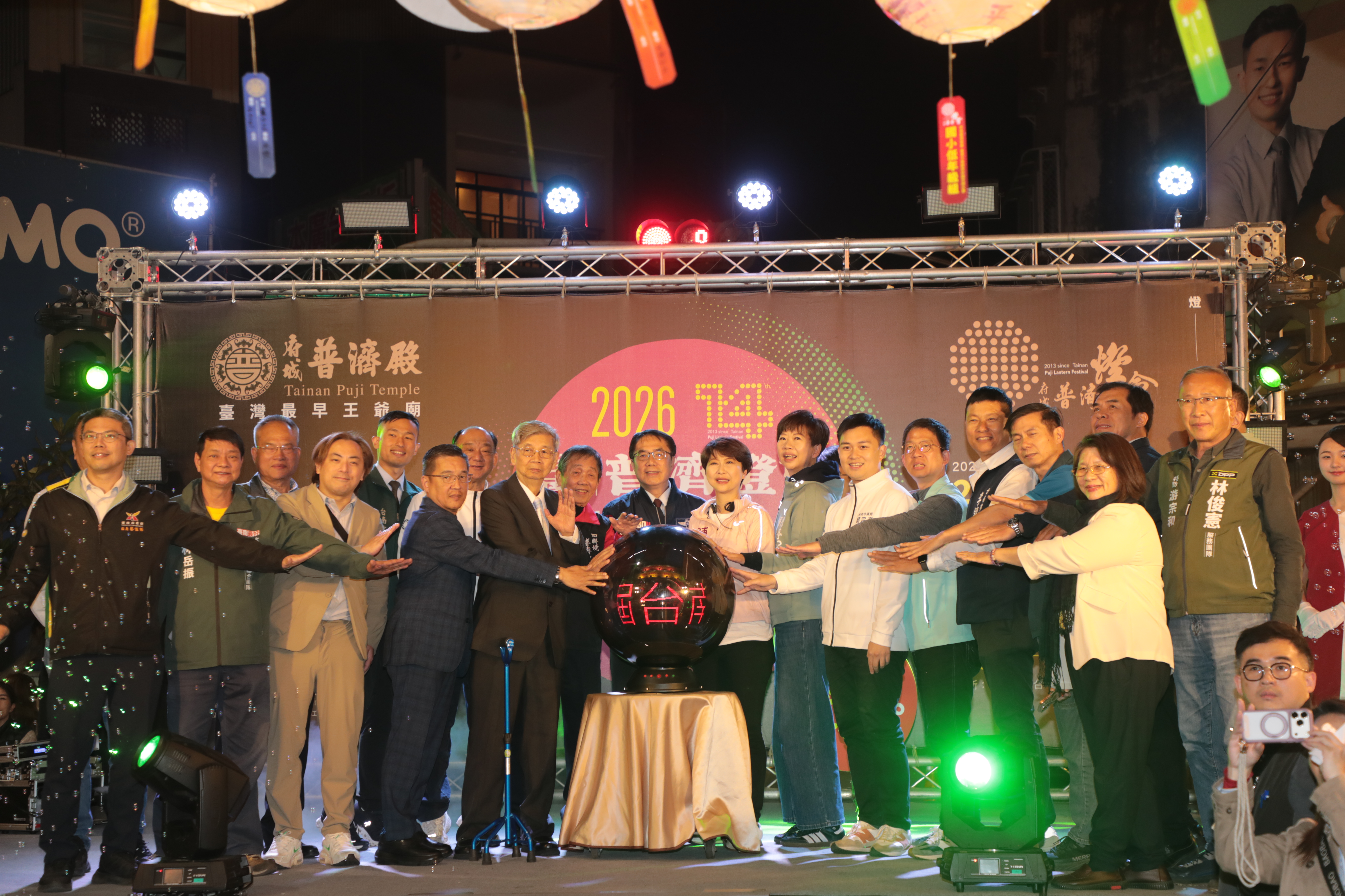 府城普濟燈會登場　黃偉哲：台南燈藝跨足米蘭、日本走向國際