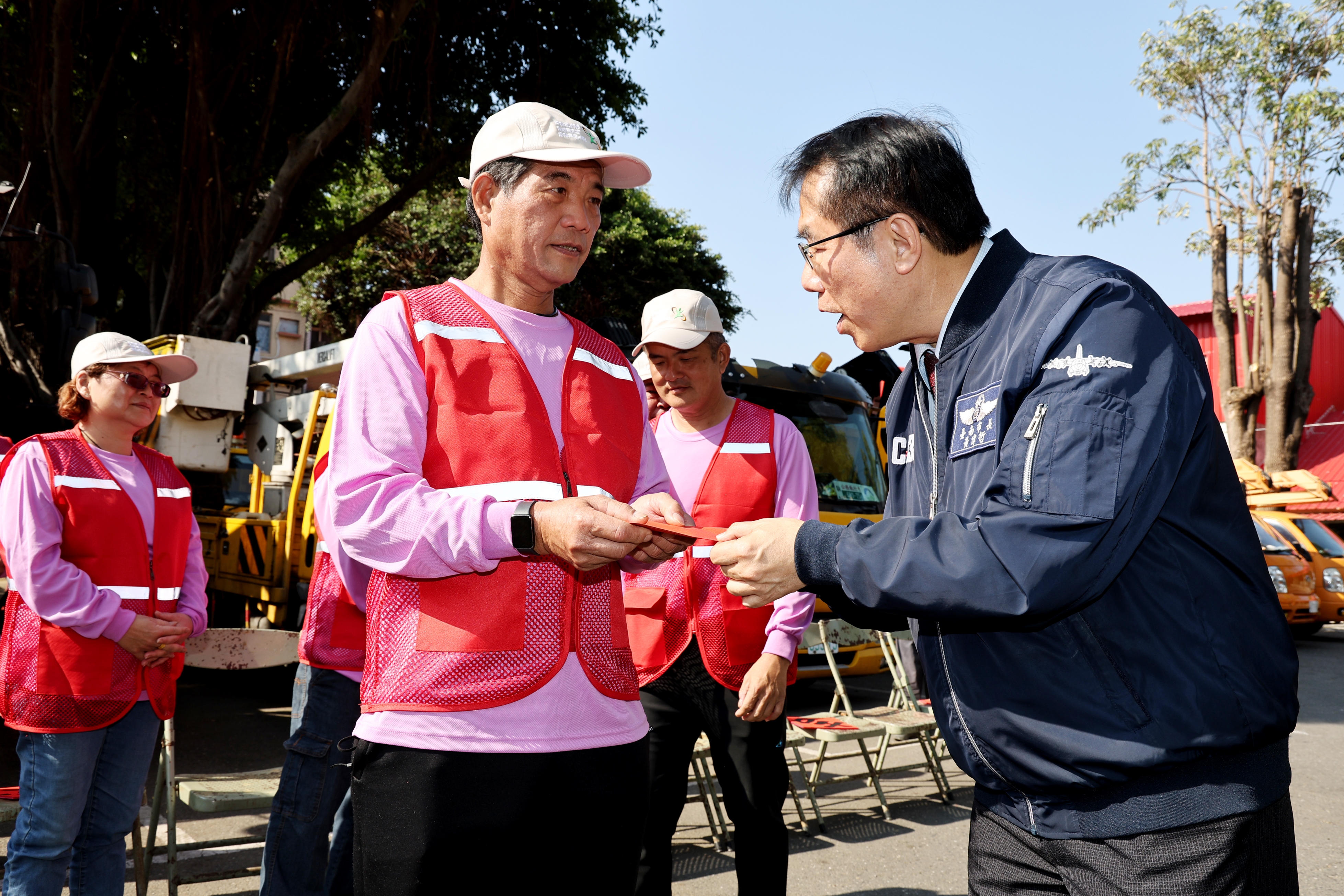 台南春節前夕：黃偉哲市長親自發紅包 感謝工務局基層人員辛勞
