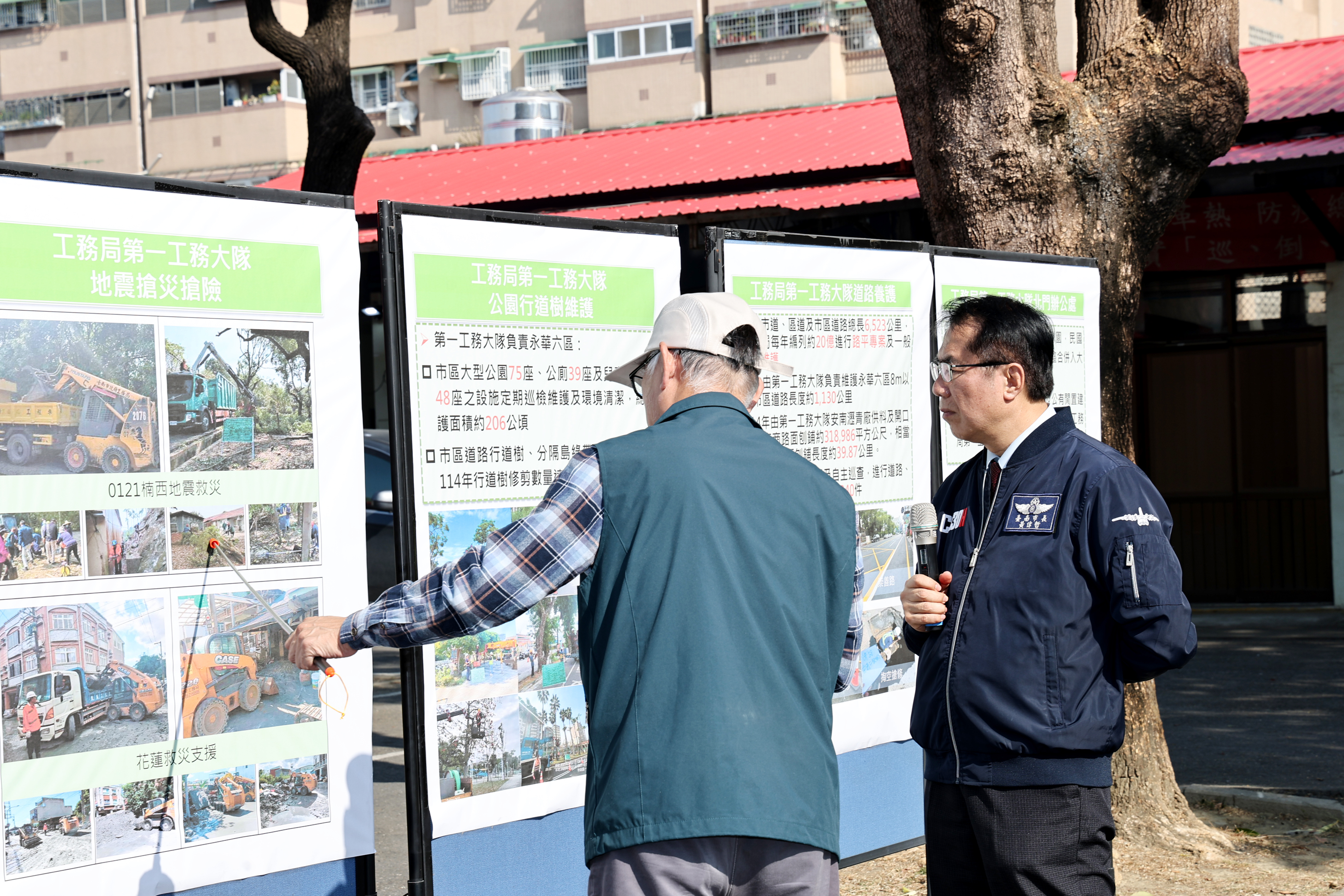 春節前夕肯定工務局基層辛勞 黃偉哲親發紅包慰勉