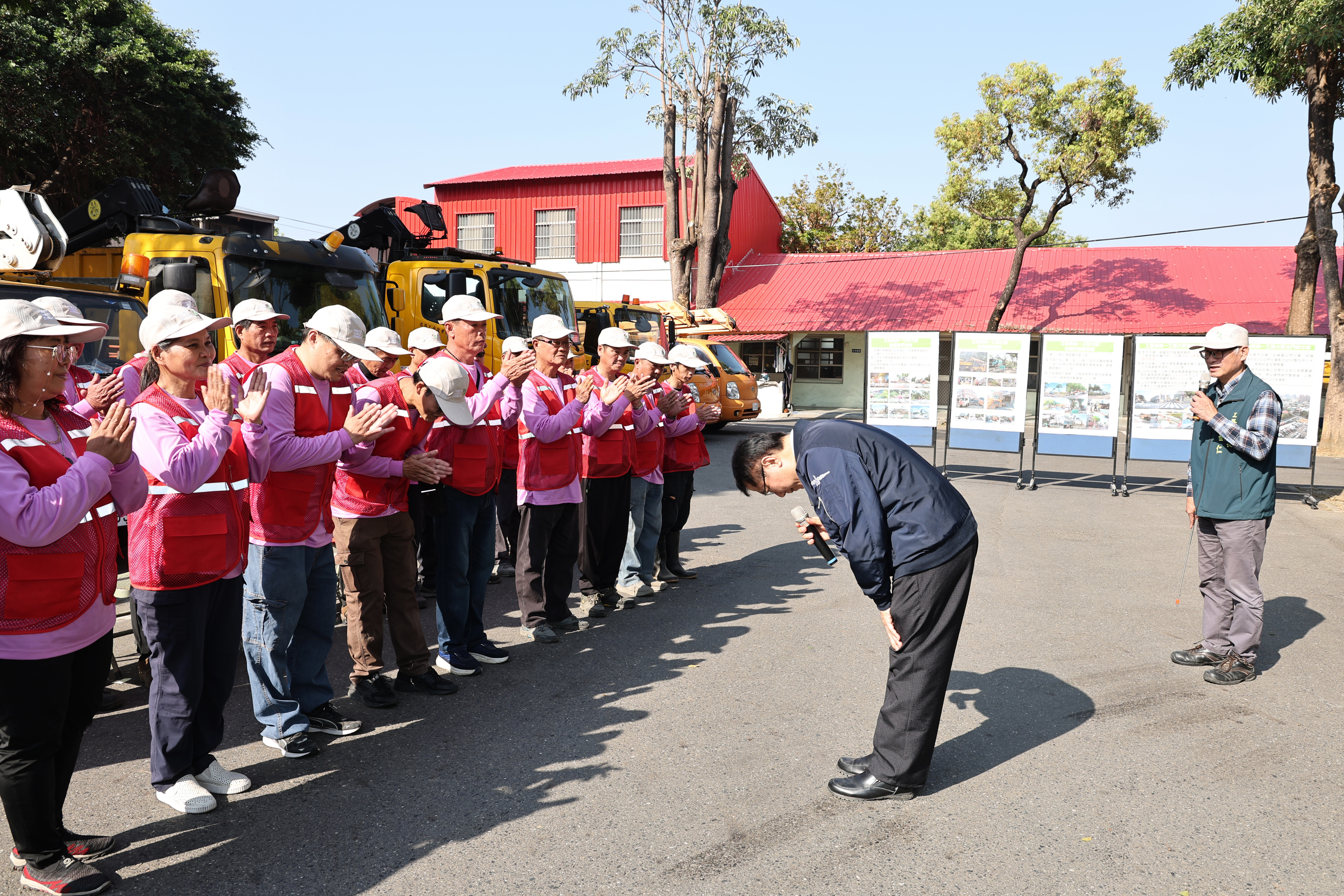 春節前夕肯定工務局基層辛勞 黃偉哲親發紅包慰勉