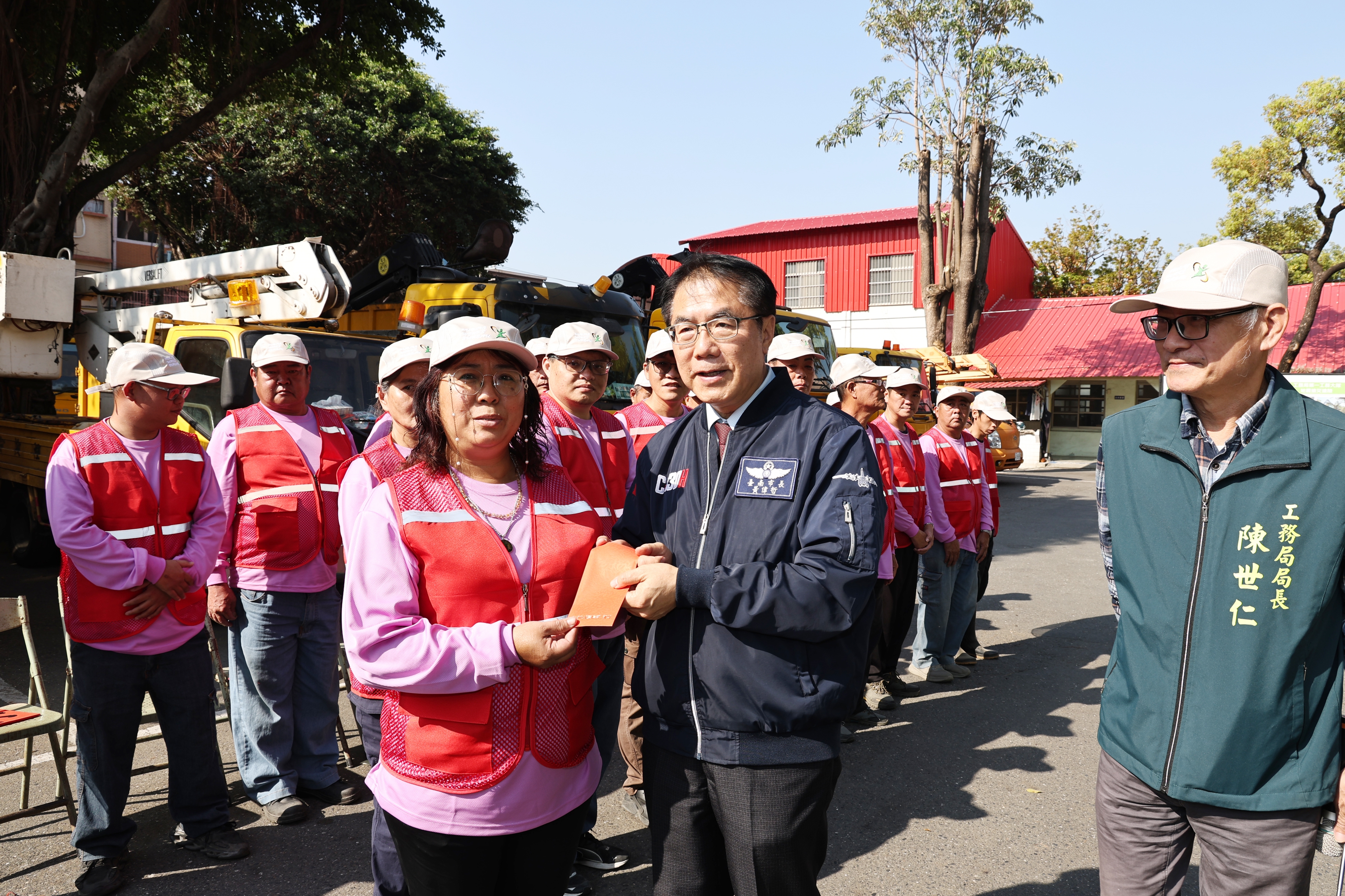 春節前夕肯定工務局基層辛勞 黃偉哲親發紅包慰勉