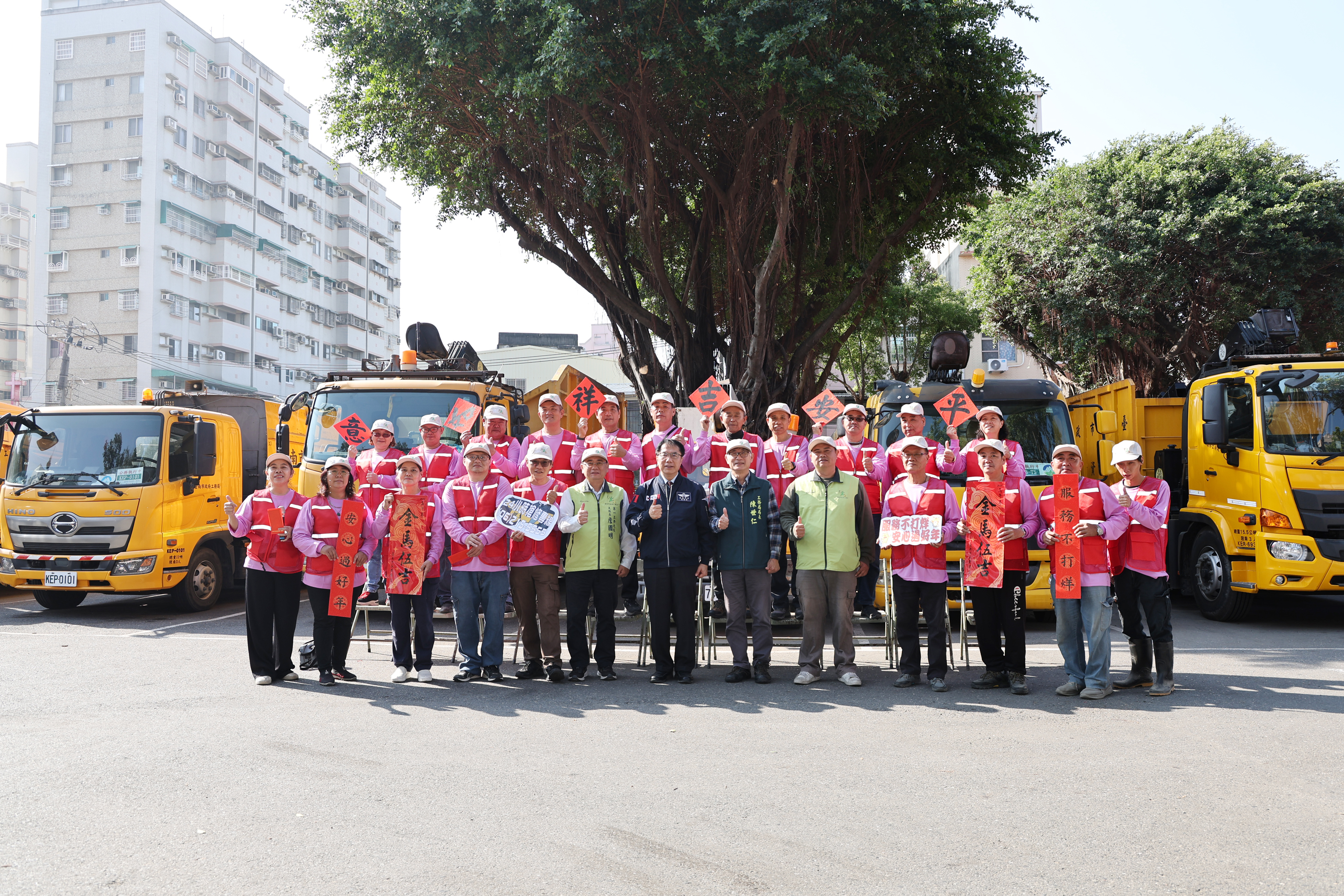 春節前夕肯定工務局基層辛勞 黃偉哲親發紅包慰勉