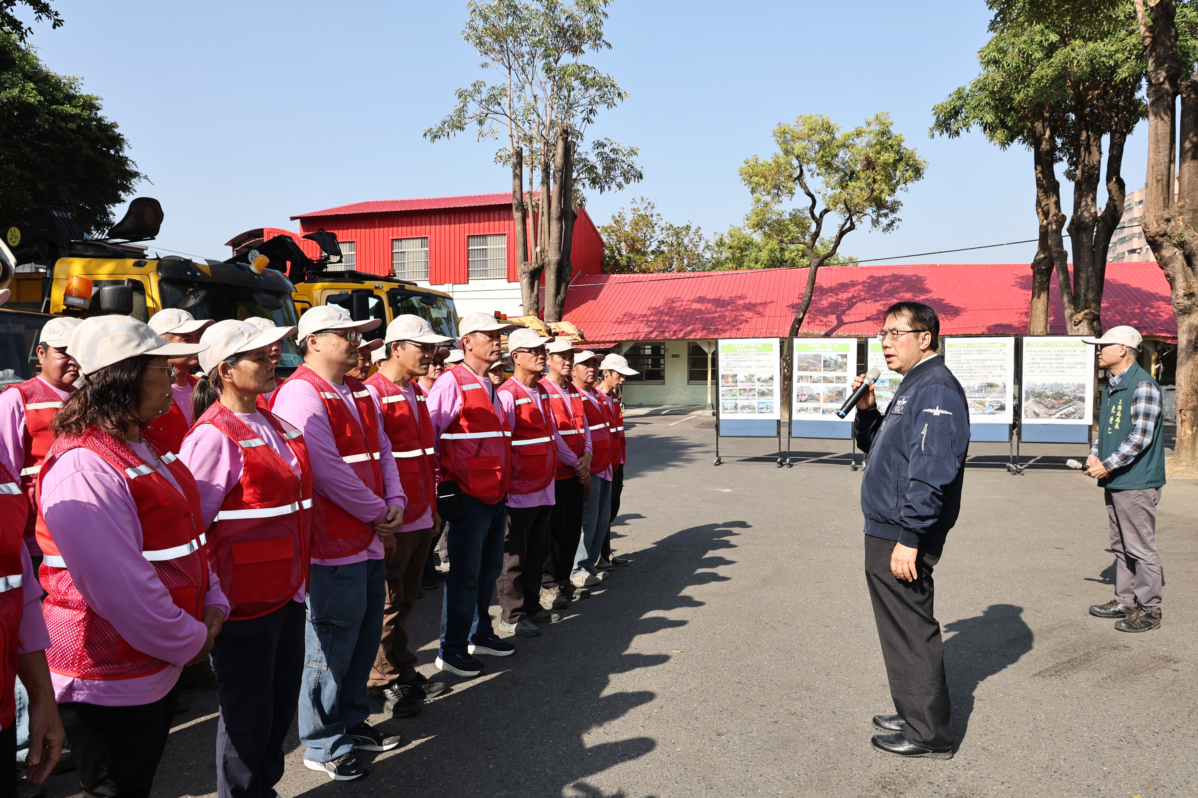 春節前夕肯定工務局基層辛勞 黃偉哲親發紅包慰勉