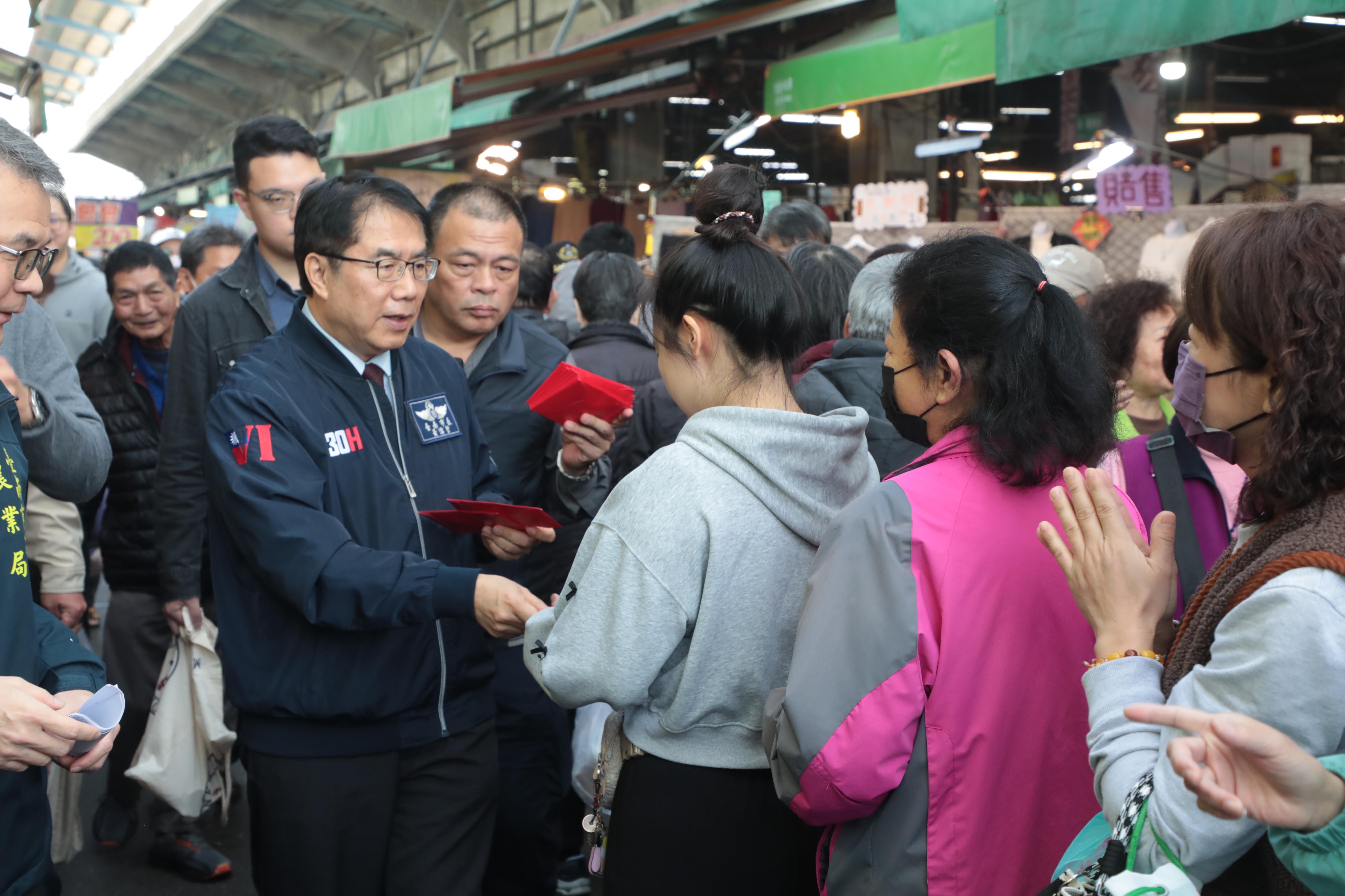 春節物資供應穩定無虞 黃偉哲：物價整體平穩、市民安心辦年貨