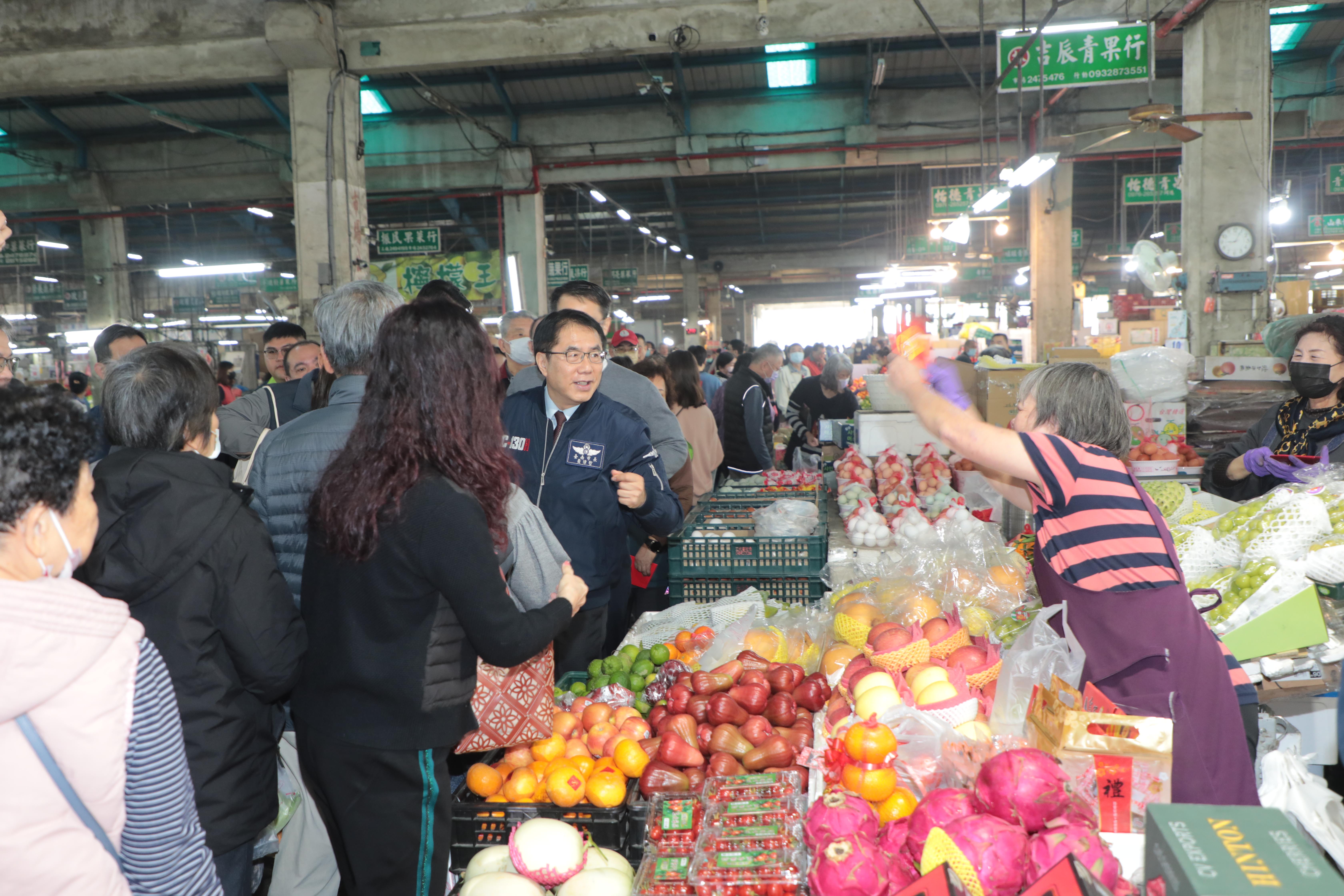 春節物資供應穩定無虞 黃偉哲：物價整體平穩、市民安心辦年貨