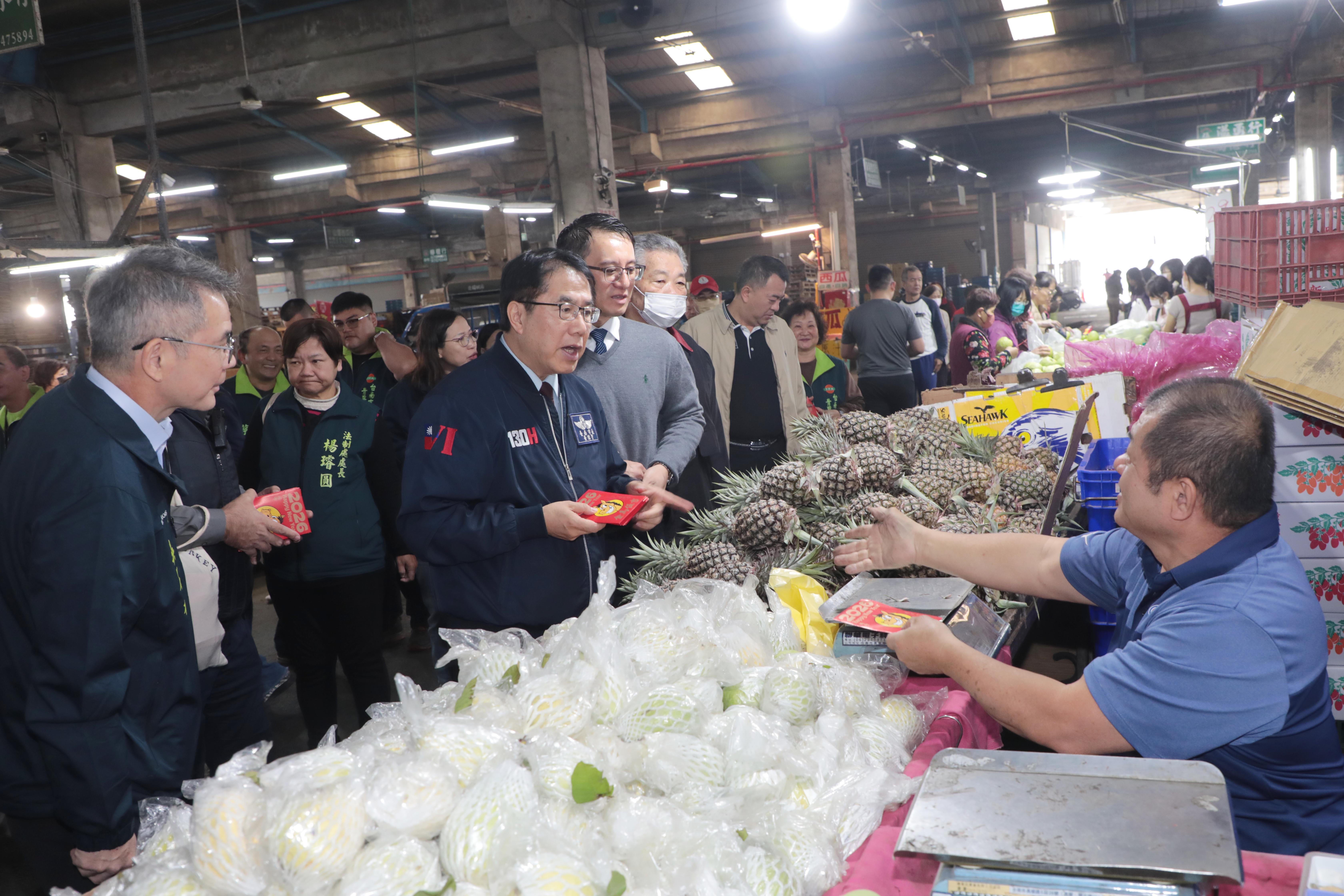 春節物資供應穩定無虞 黃偉哲：物價整體平穩、市民安心辦年貨