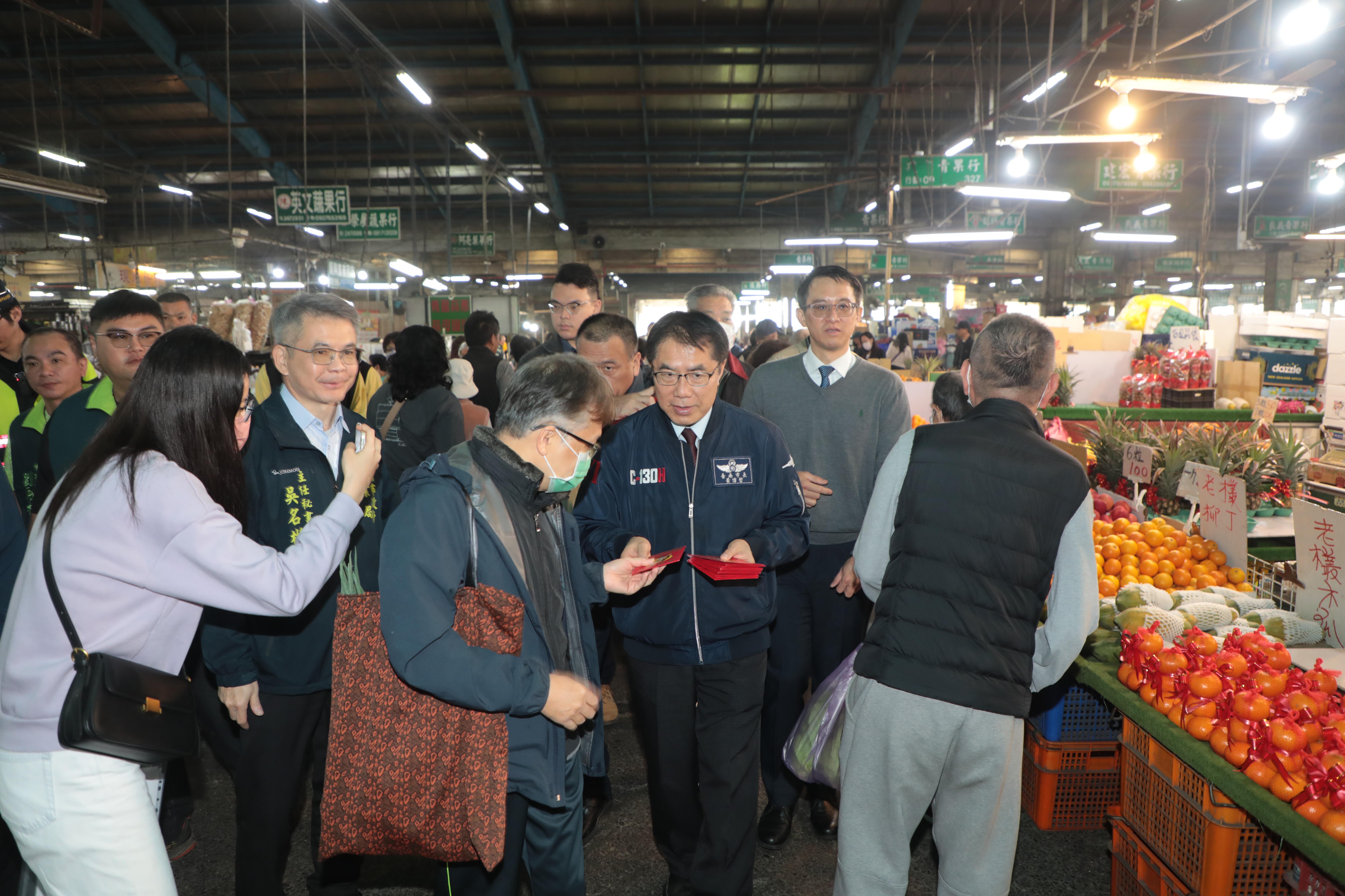 春節物資供應穩定無虞 黃偉哲：物價整體平穩、市民安心辦年貨