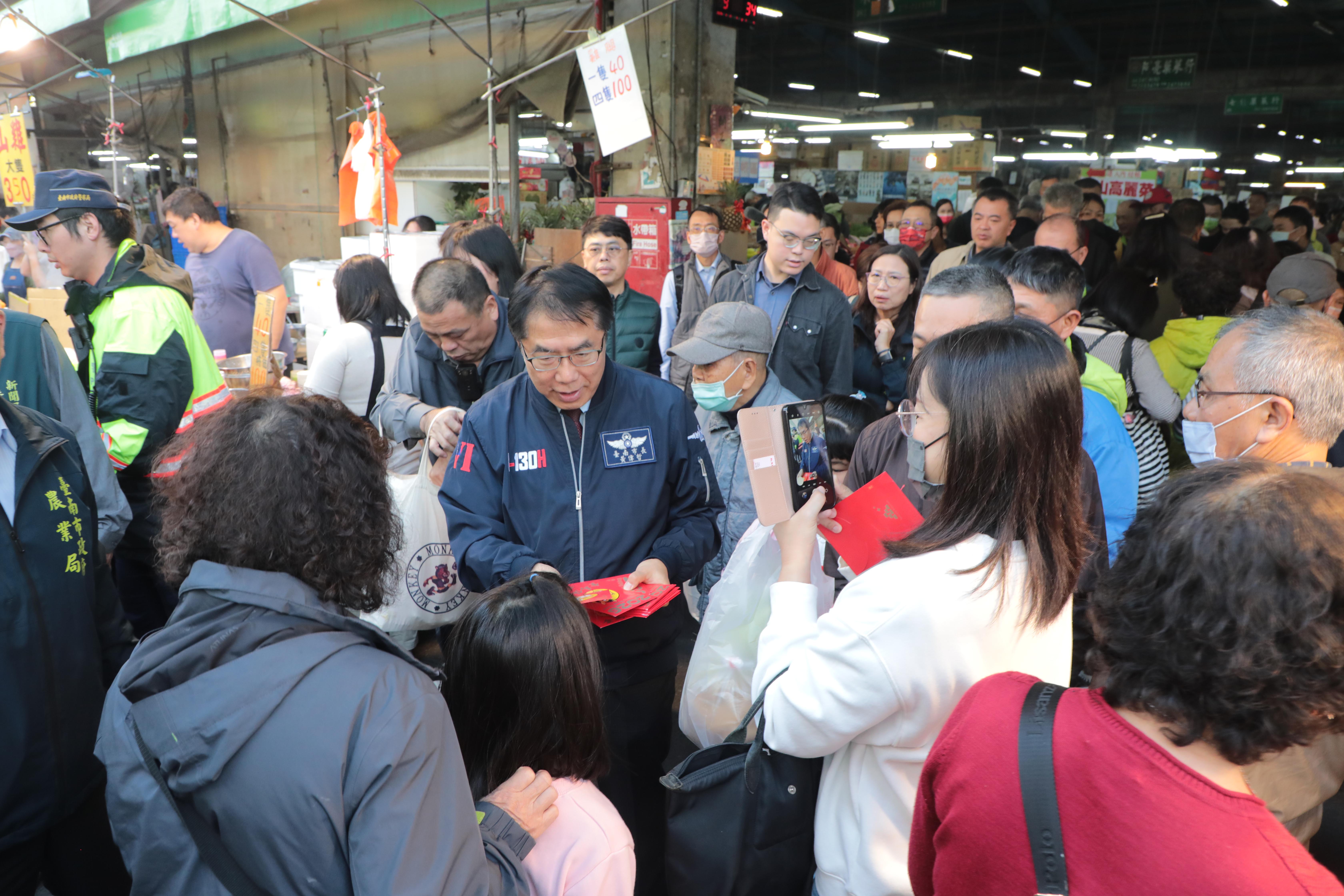 春節物資供應穩定無虞 黃偉哲：物價整體平穩、市民安心辦年貨