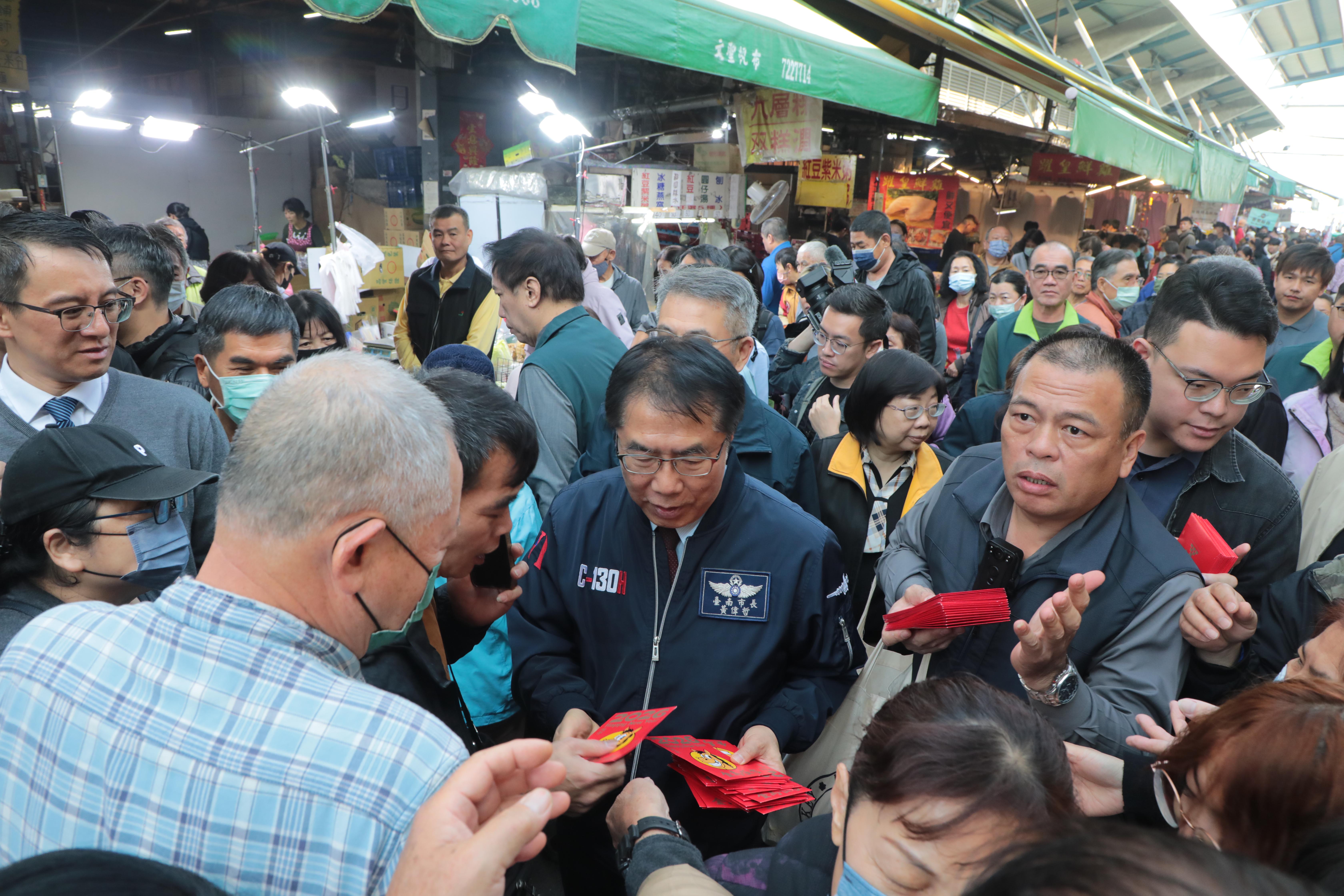 春節物資供應穩定無虞 黃偉哲：物價整體平穩、市民安心辦年貨