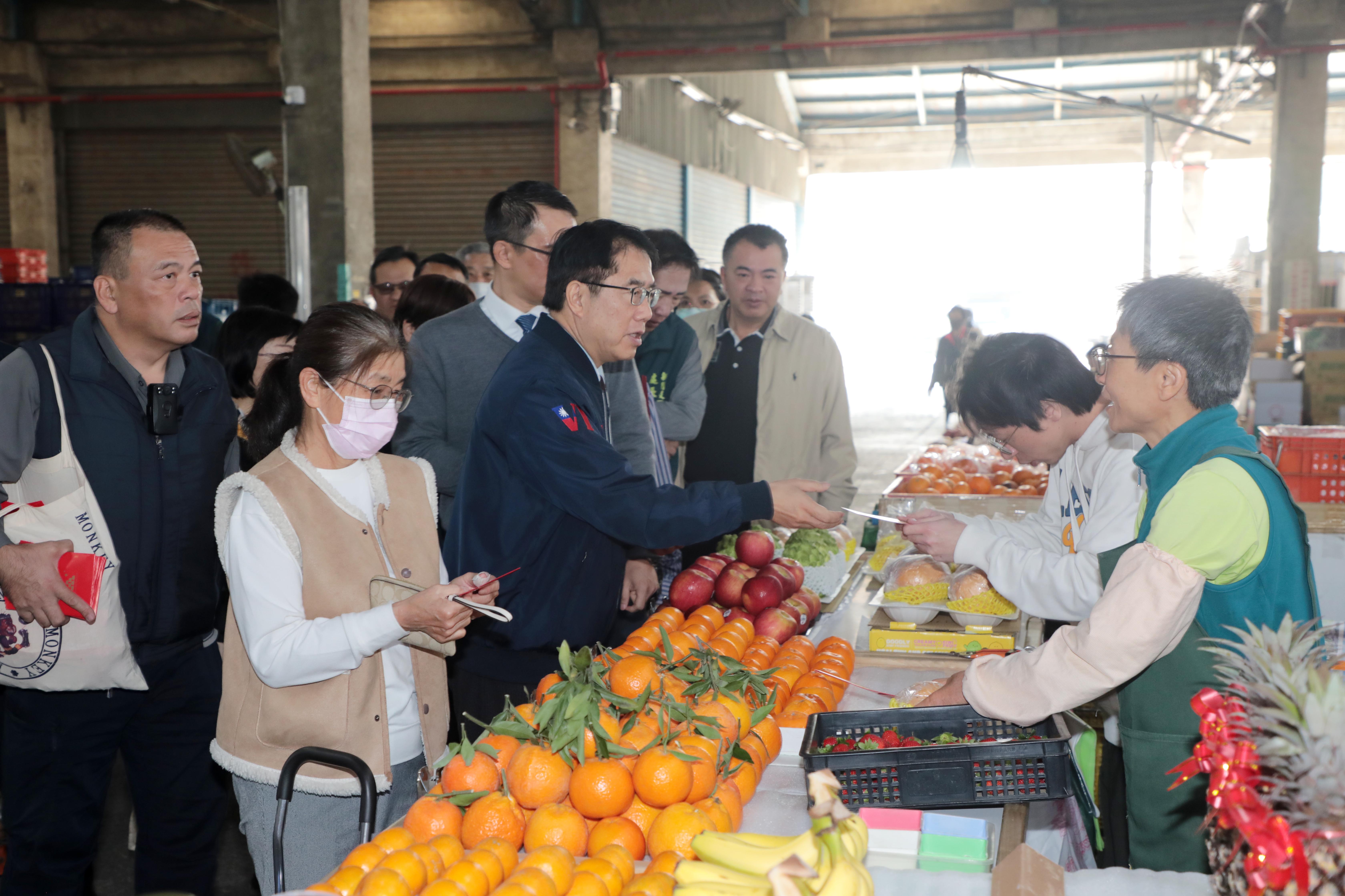 春節物資供應穩定無虞 黃偉哲：物價整體平穩、市民安心辦年貨