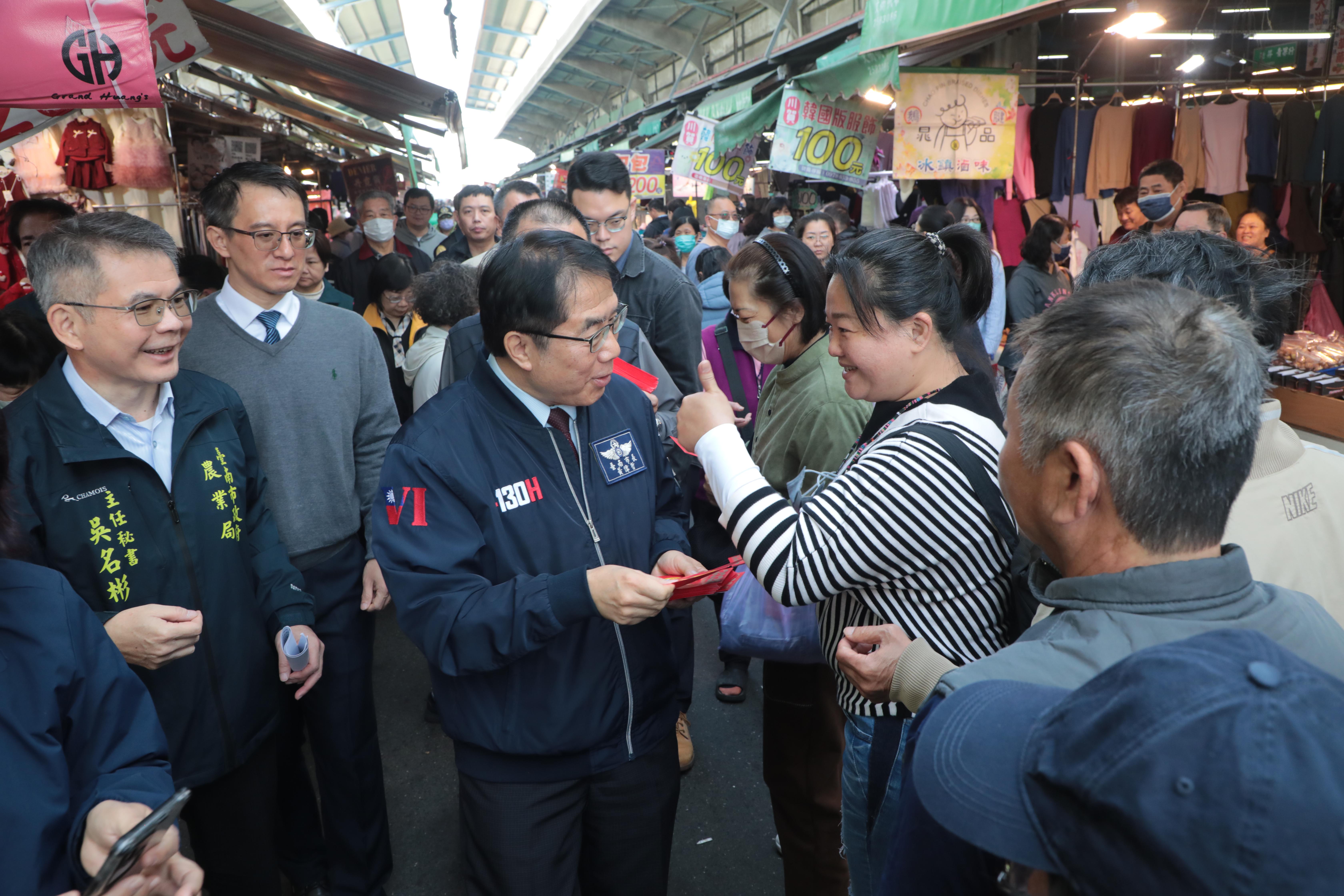 春節物資供應穩定無虞 黃偉哲：物價整體平穩、市民安心辦年貨