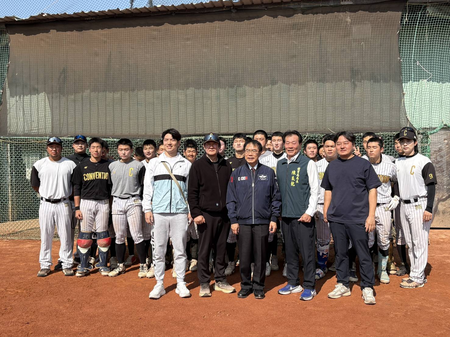 臺南續寫臺韓基層棒球交流篇章  黃偉哲致贈能量飲鼓勵選手揮棒築夢