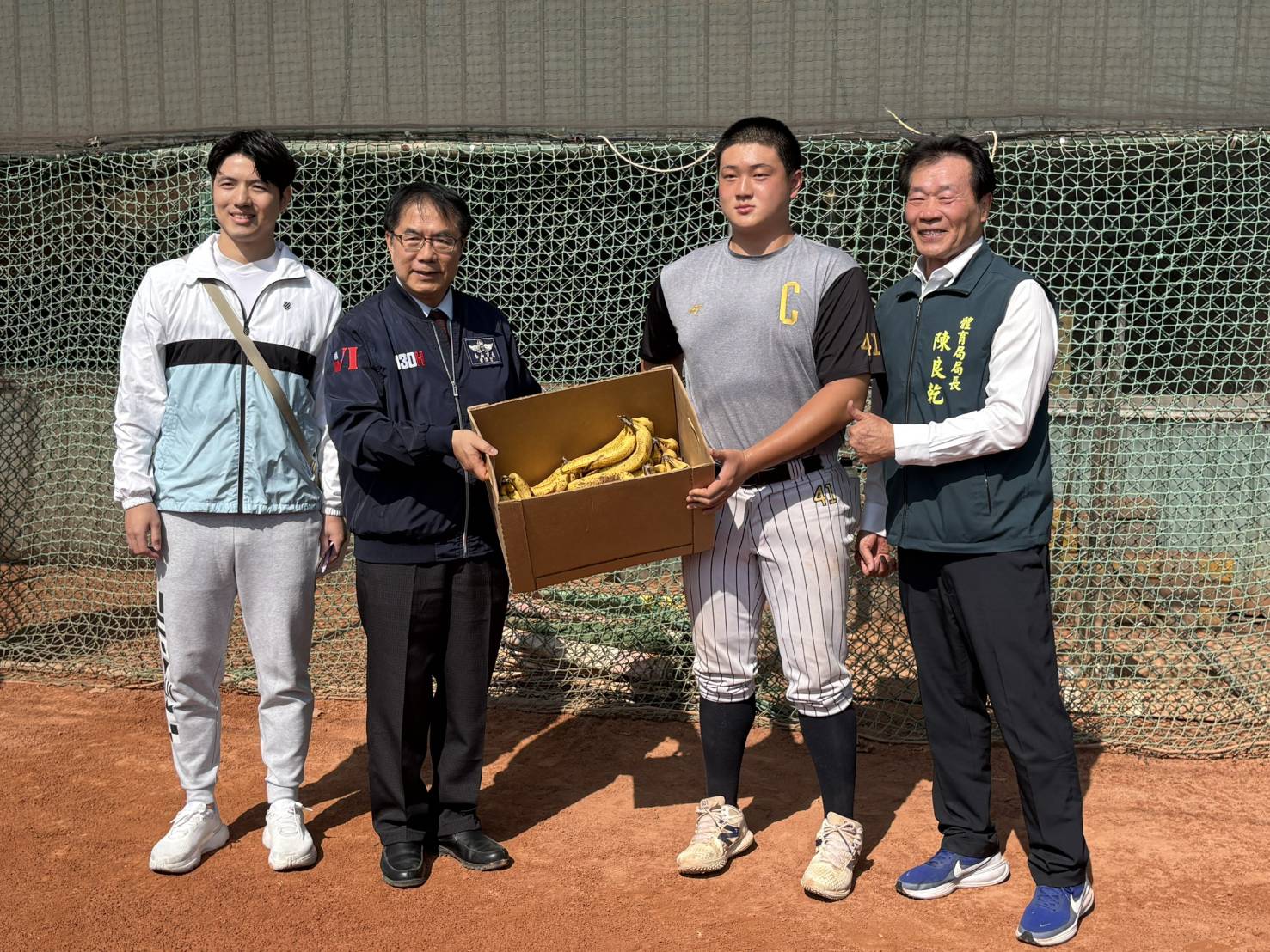 臺南續寫臺韓基層棒球交流篇章  黃偉哲致贈能量飲鼓勵選手揮棒築夢