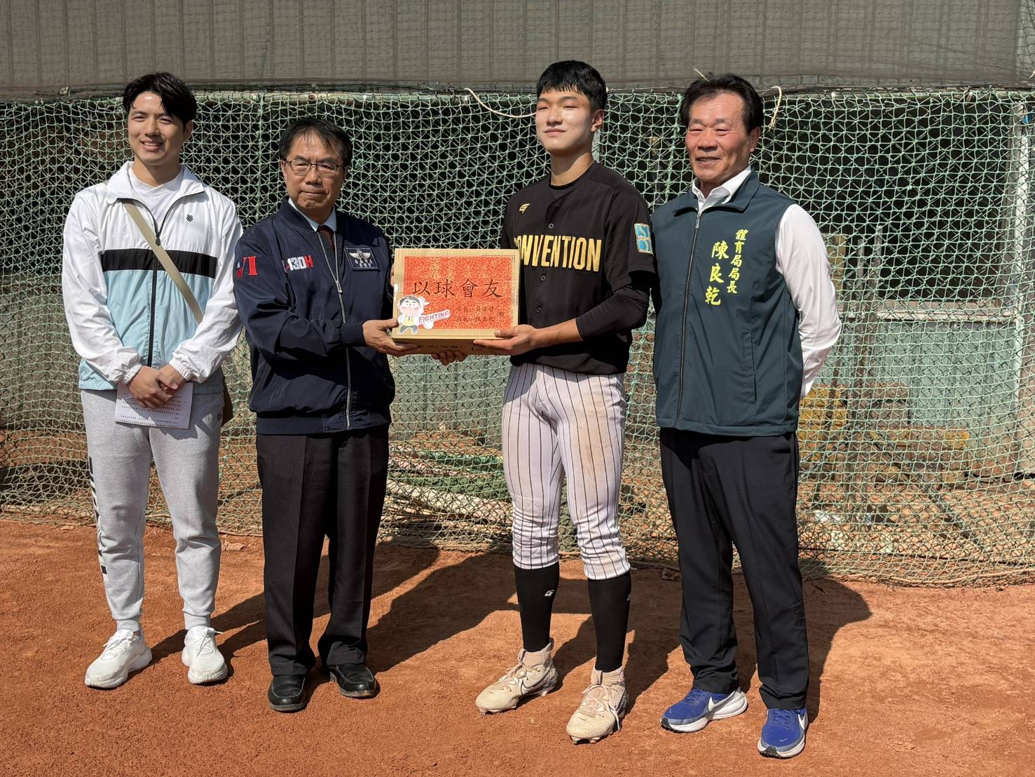 台南韓棒球交流續航！黃偉哲贈能量飲，為年輕球員加油打氣築夢