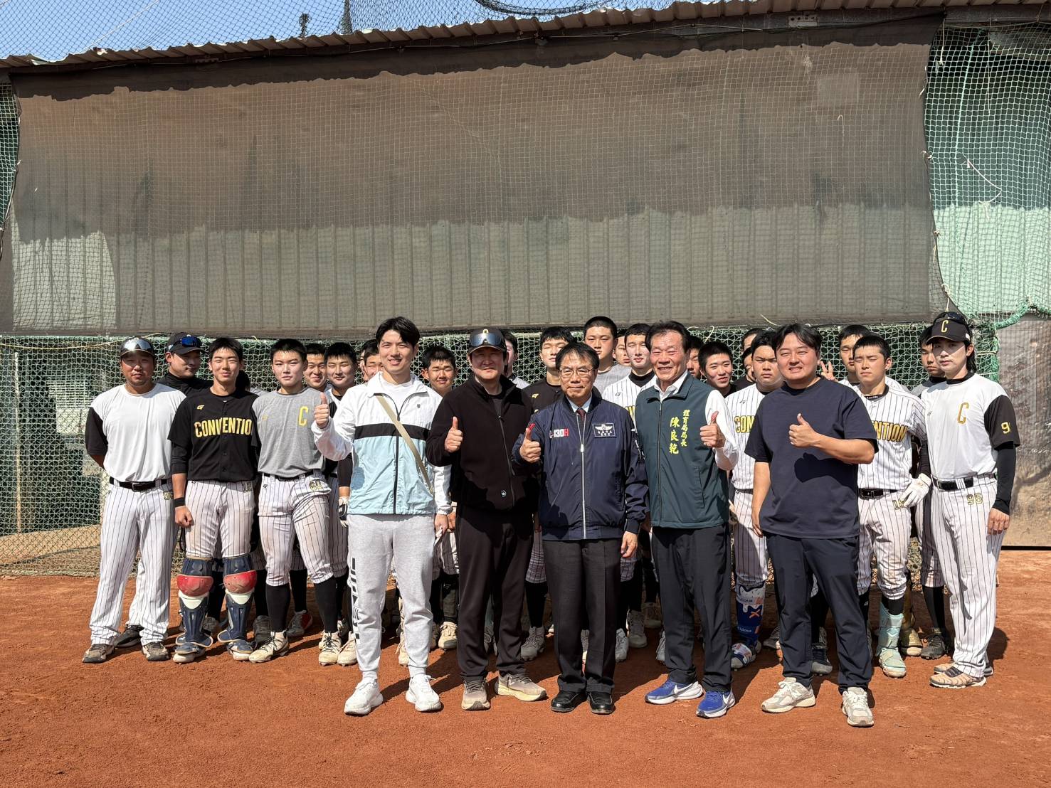 臺南續寫臺韓基層棒球交流篇章  黃偉哲致贈能量飲鼓勵選手揮棒築夢