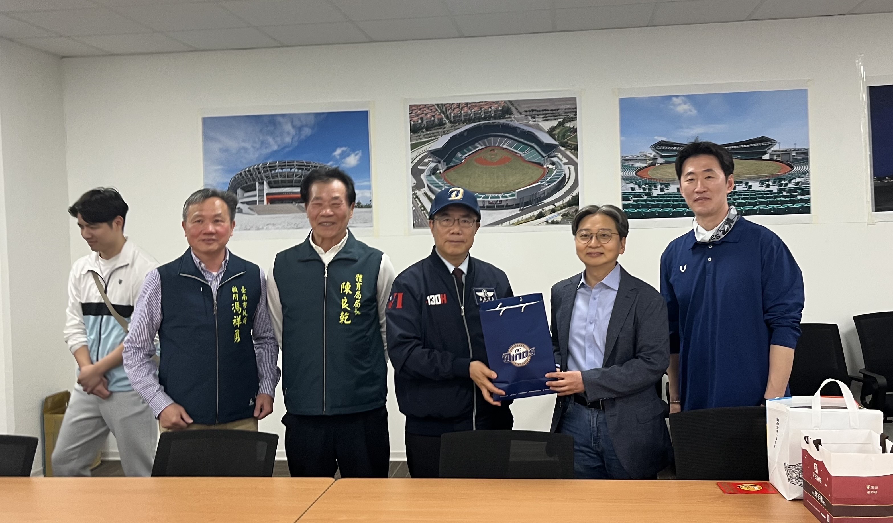 韓職NC恐龍隊春訓落腳台南！黃偉哲探班送紅包，熱鬧慶賀歲