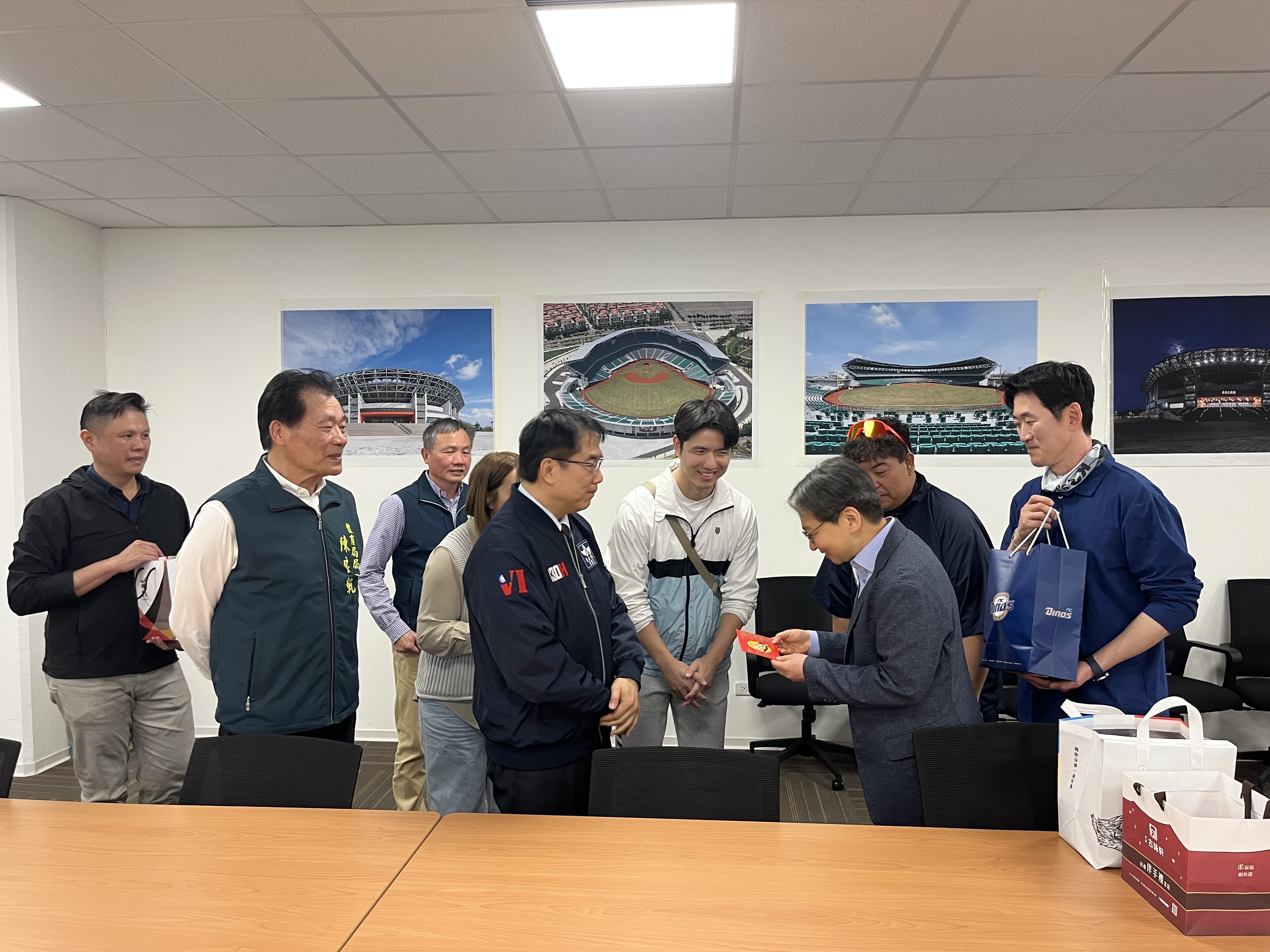 韓職NC恐龍隊臺南春訓  黃偉哲探班發紅包賀歲