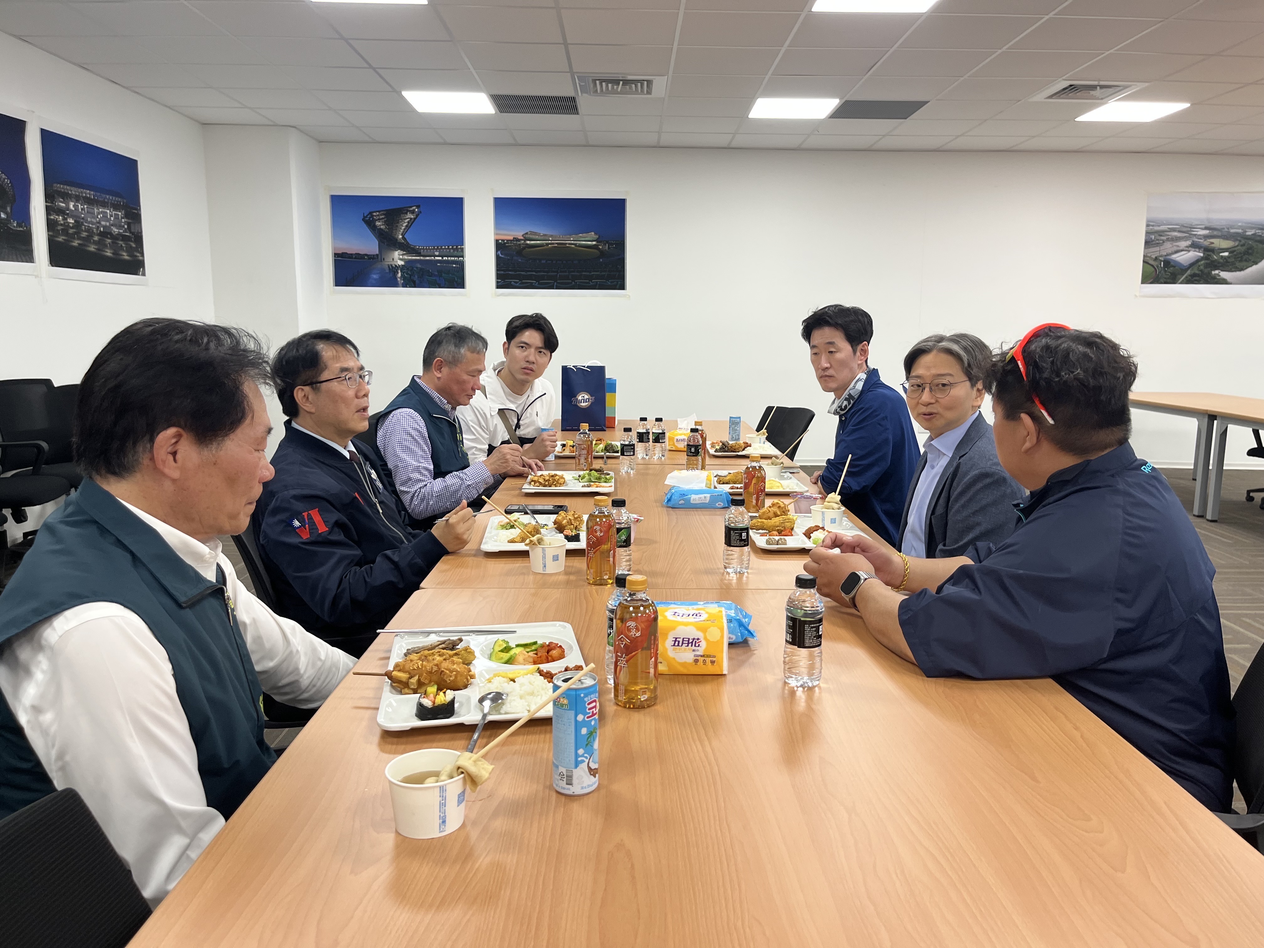 韓職NC恐龍隊臺南春訓  黃偉哲探班發紅包賀歲