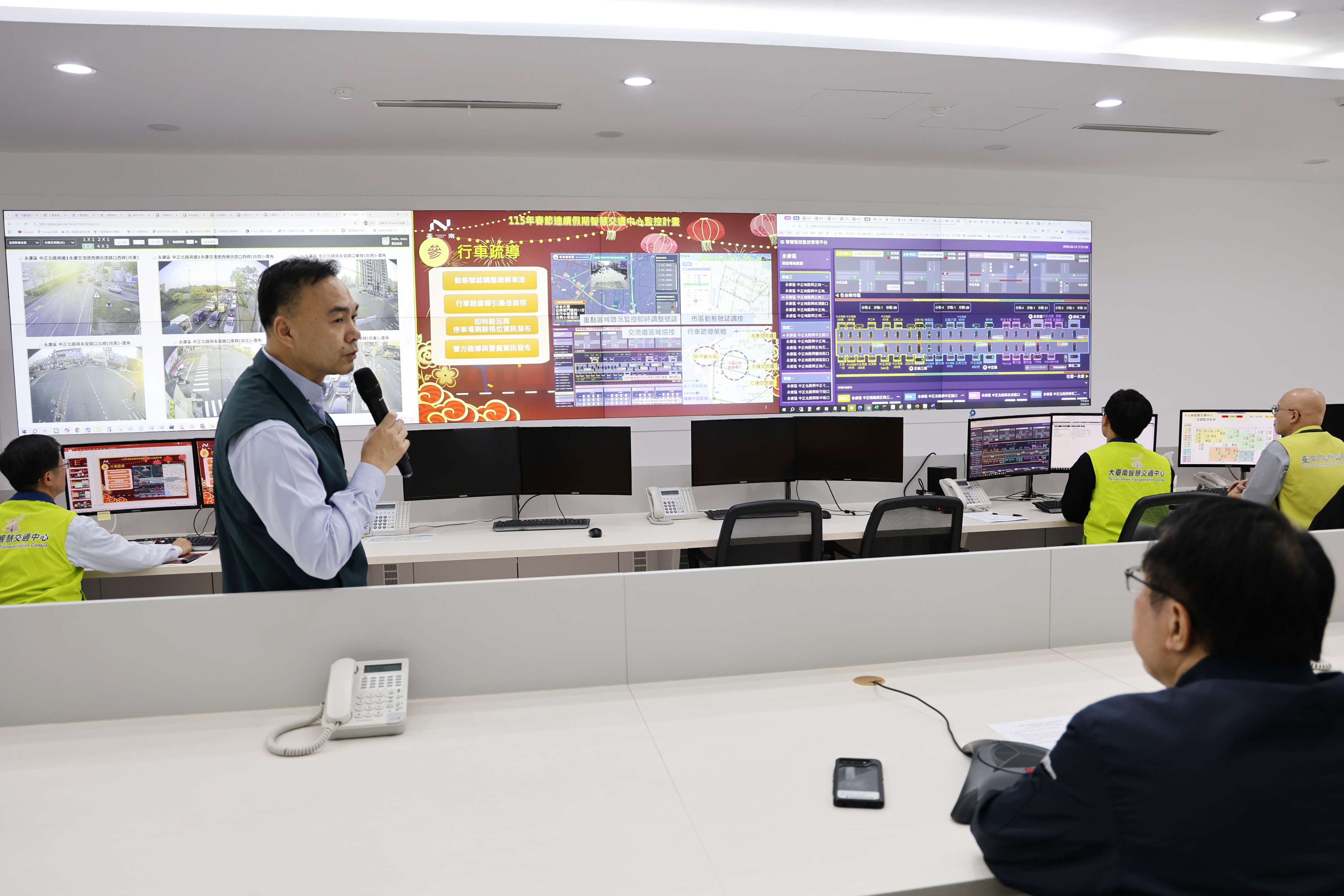 備戰春節交通疏運  黃偉哲赴智慧交通中心慰勞同仁