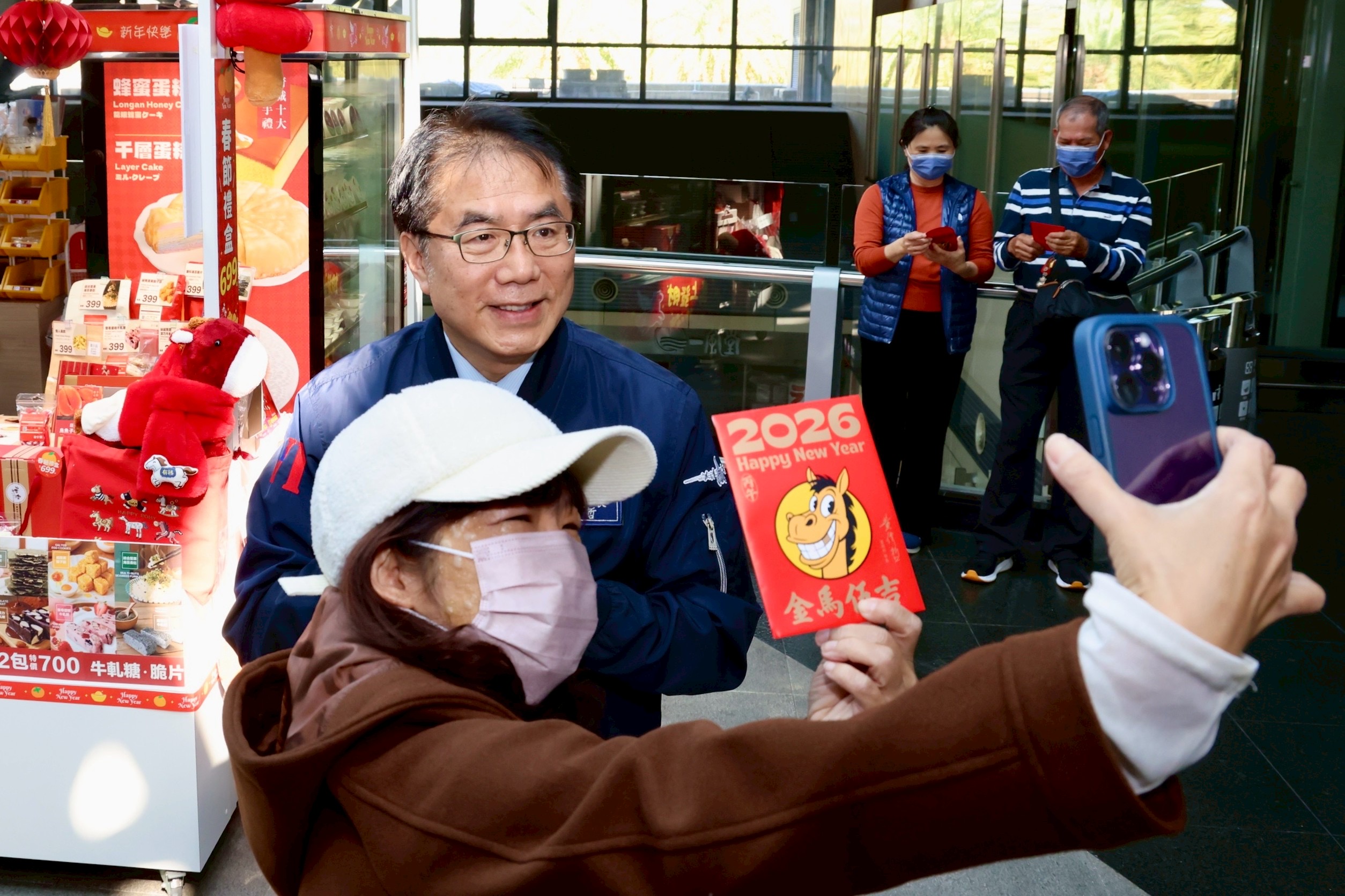 春節首日湧人潮  黃偉哲赴高鐵及台鐵視察疏運發送祝福
