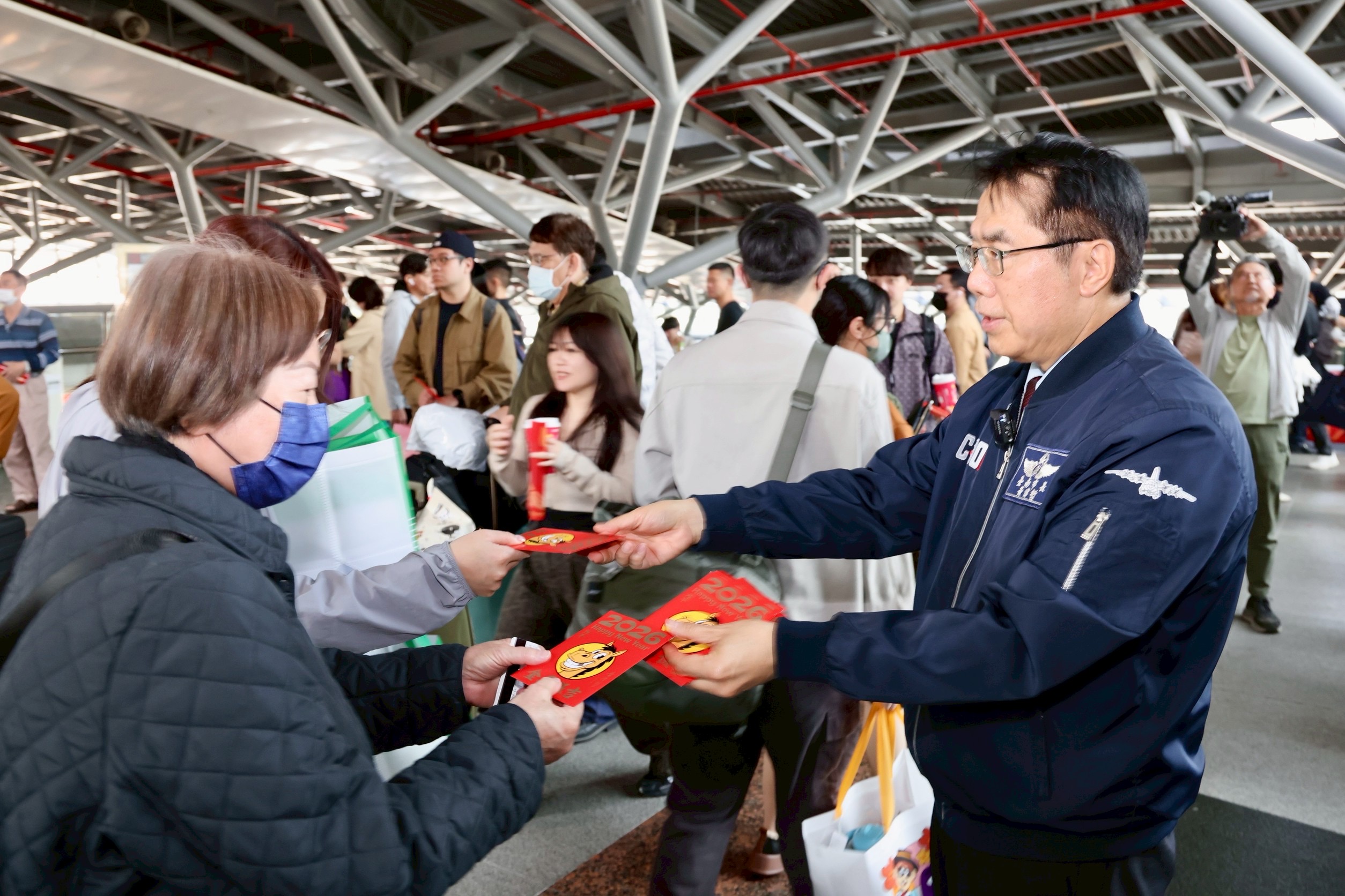 春節首日湧人潮  黃偉哲赴高鐵及台鐵視察疏運發送祝福