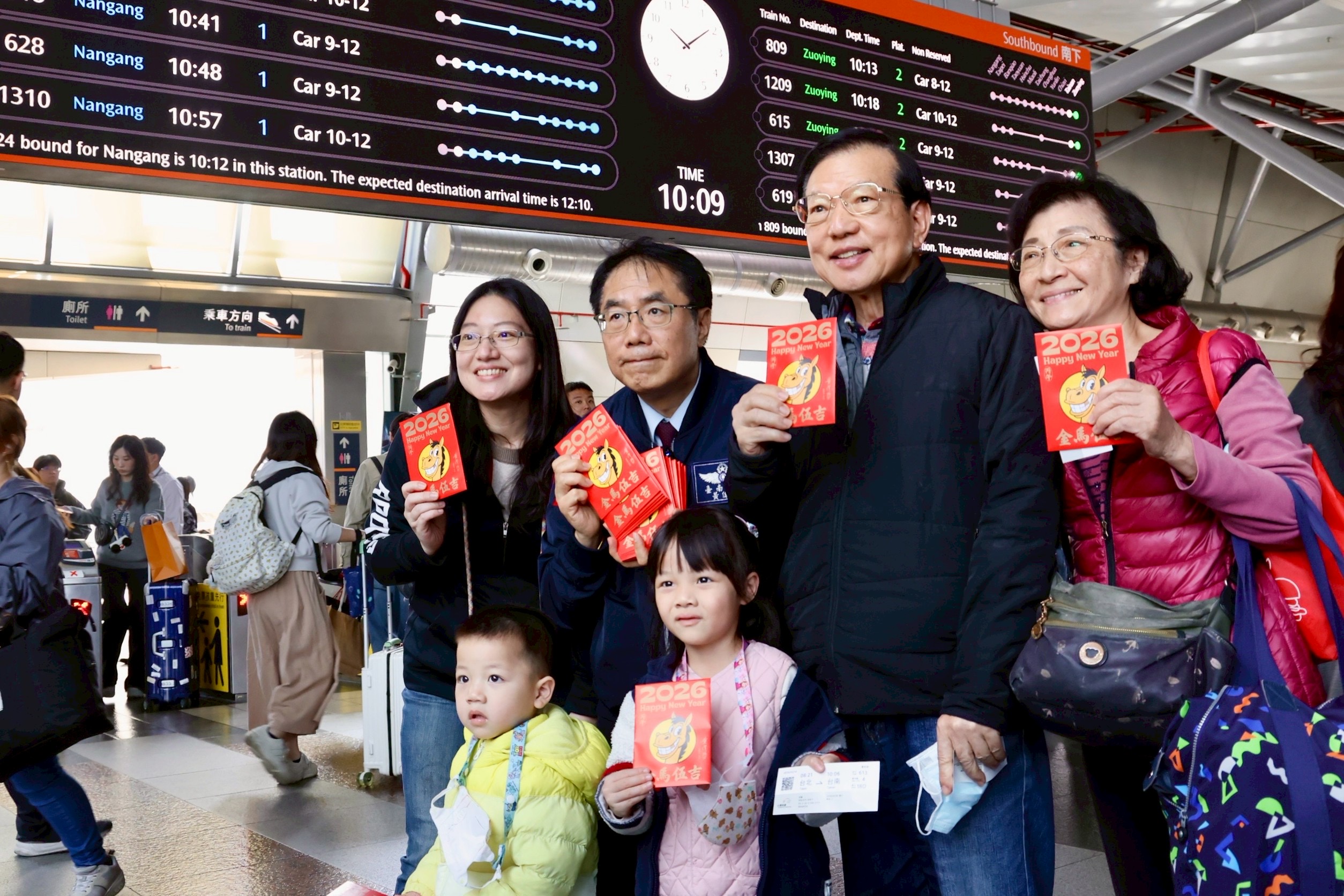 春節首日湧人潮  黃偉哲赴高鐵及台鐵視察疏運發送祝福