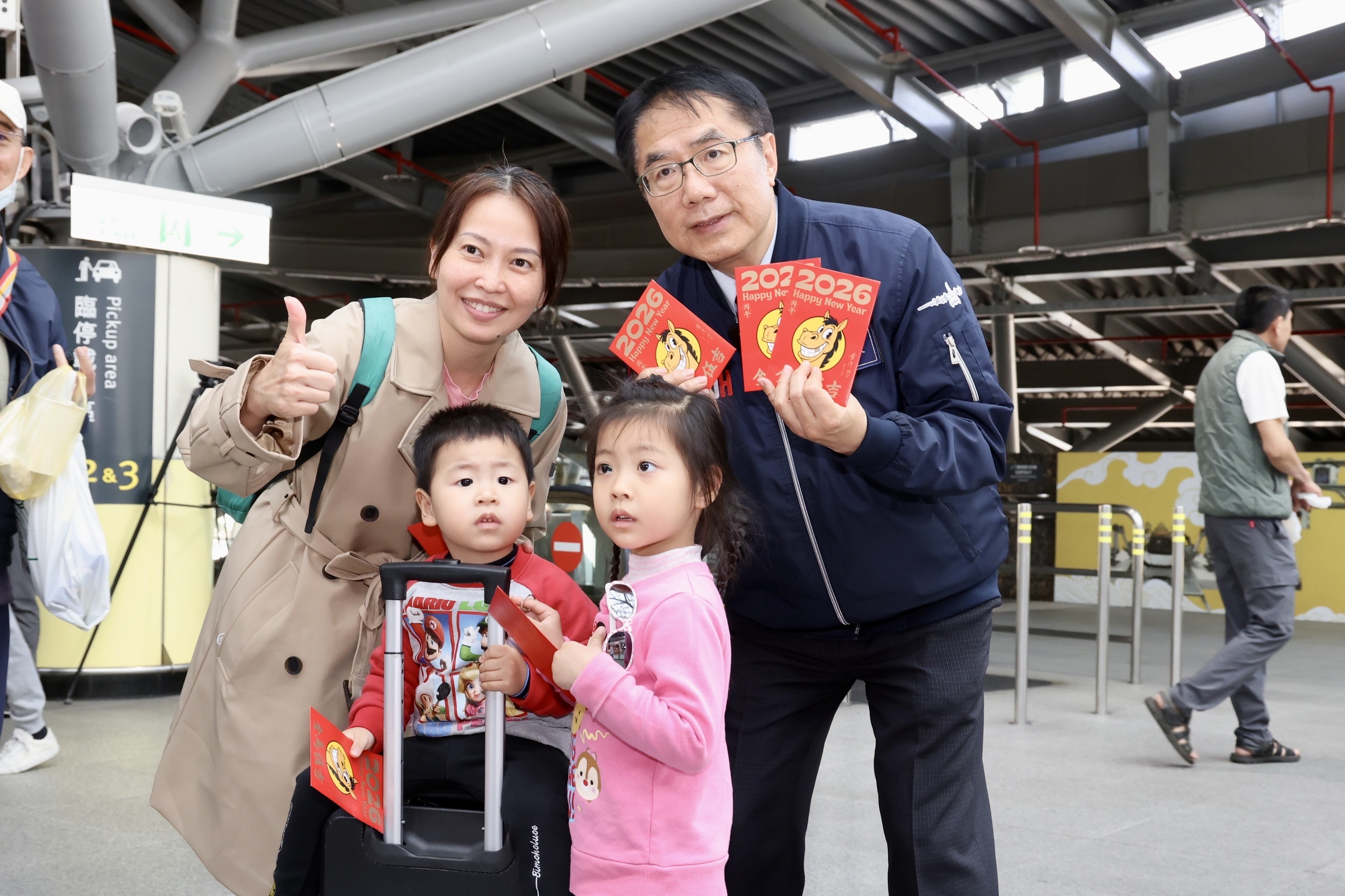 春節人潮湧現！黃偉哲高鐵台鐵巡視 祈求平安順利